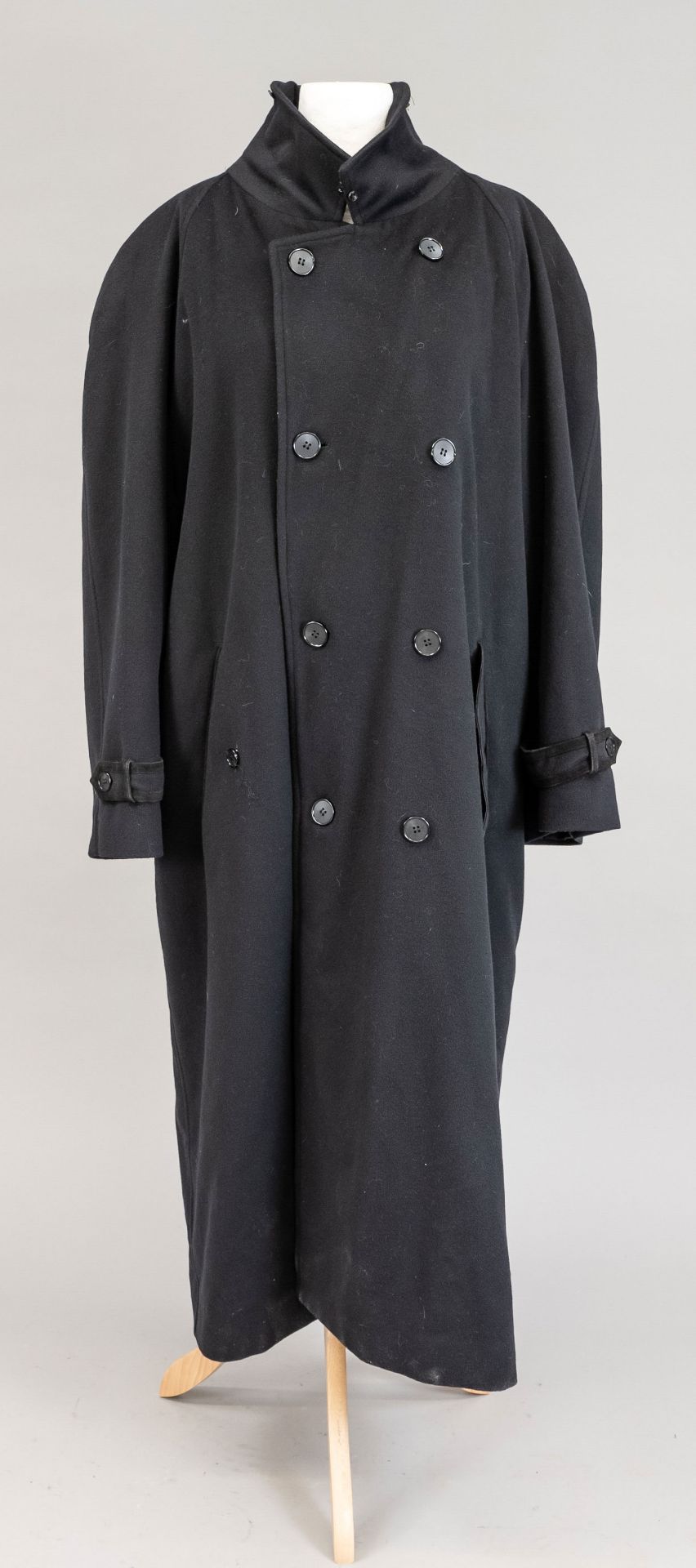 Unisex cashmere coat by Brioni, Italy, 2nd h. 20th c., Versace style silk lining, size 52, light