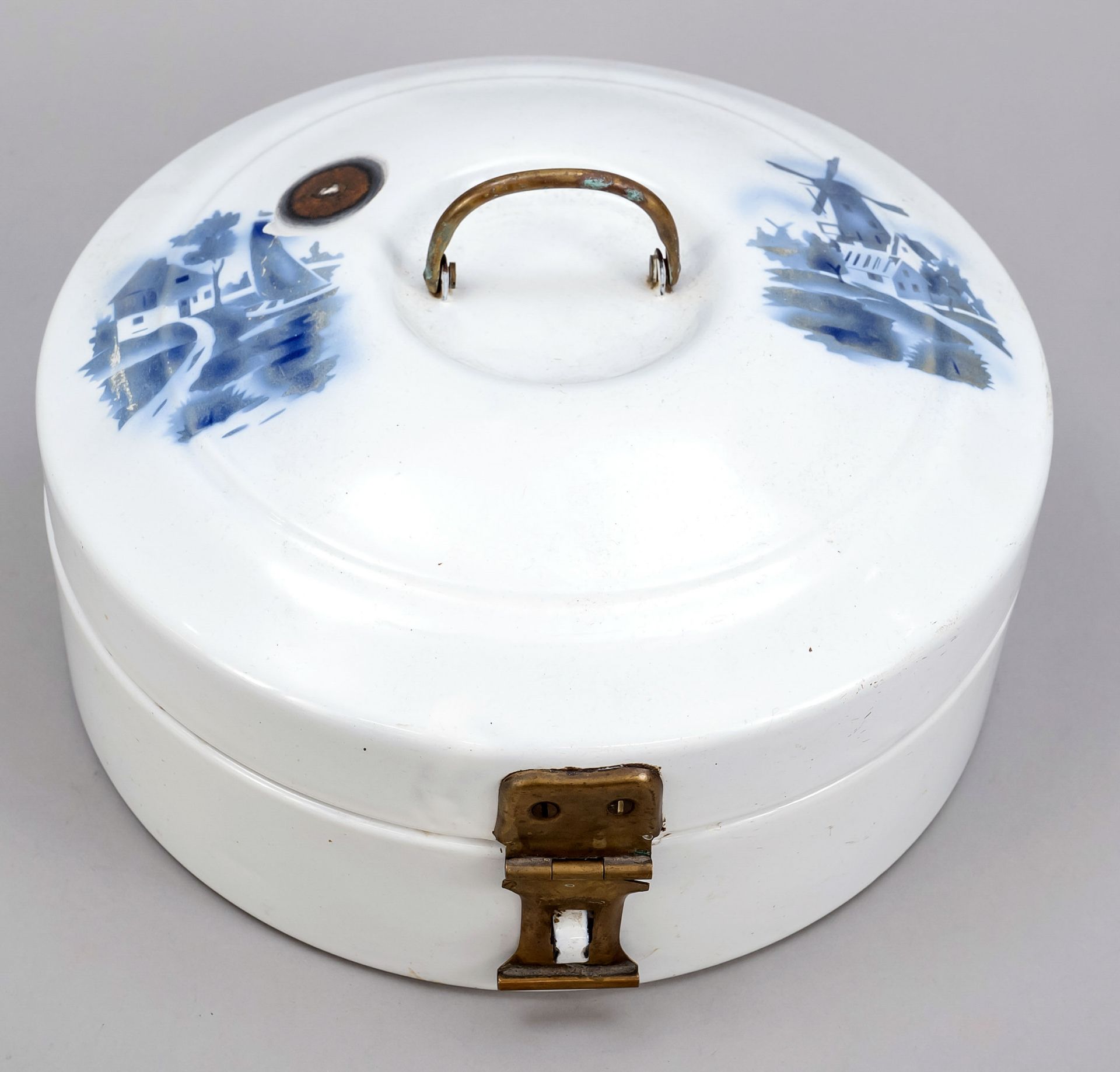 Enamel lunch box Bing brothers, Germany (Nuremberg), 1920s. Round body with hinged lid. Stenciled