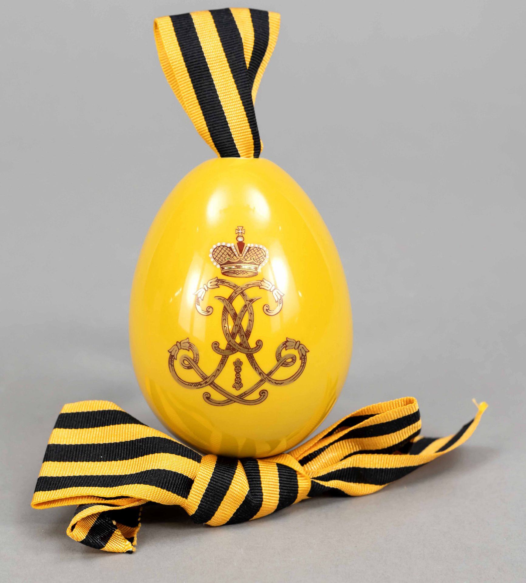 Easter egg, Russia, yellow egg with the coat of arms of the Romanoff family, on the verso monogram - Image 2 of 2