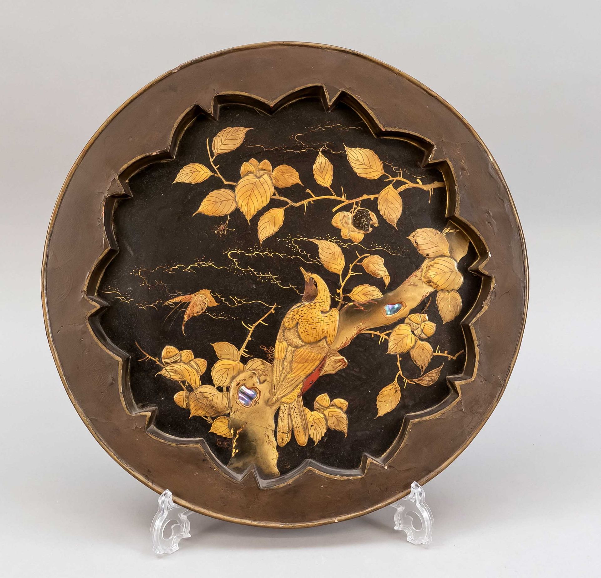 Lacquer tray, Japan, around 1900 (Meiji), round with matching curved recess. Decorated in maki-e