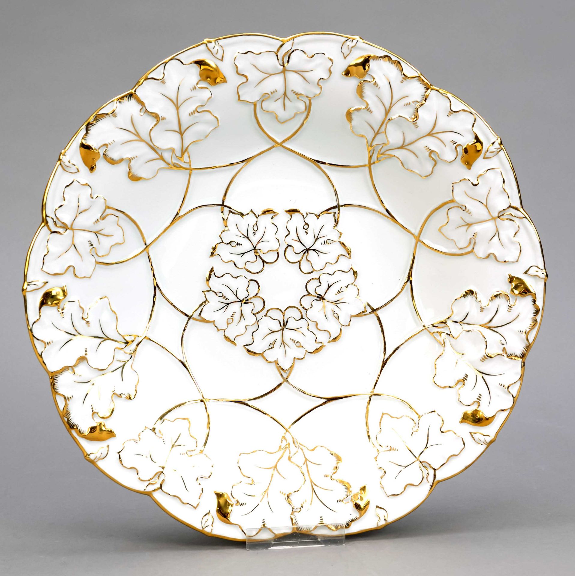 Showpiece bowl, Meissen, after 1950, 1st choice, model no. 138, relief surface with vine leaves