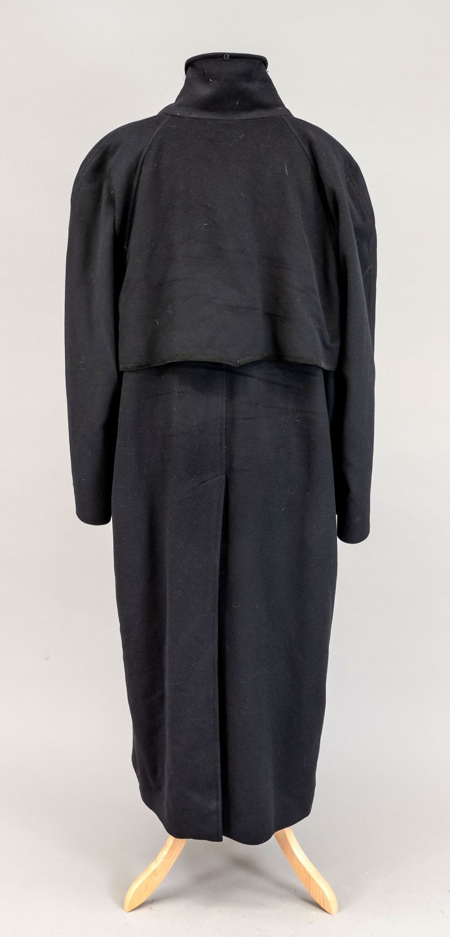 Unisex cashmere coat by Brioni, Italy, 2nd h. 20th c., Versace style silk lining, size 52, light - Image 2 of 3