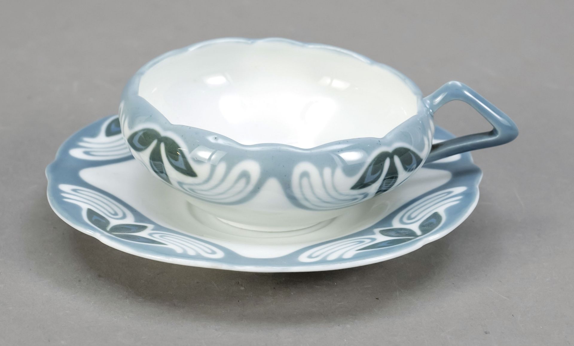 Tasse mit UT, Meissen, Marke 18