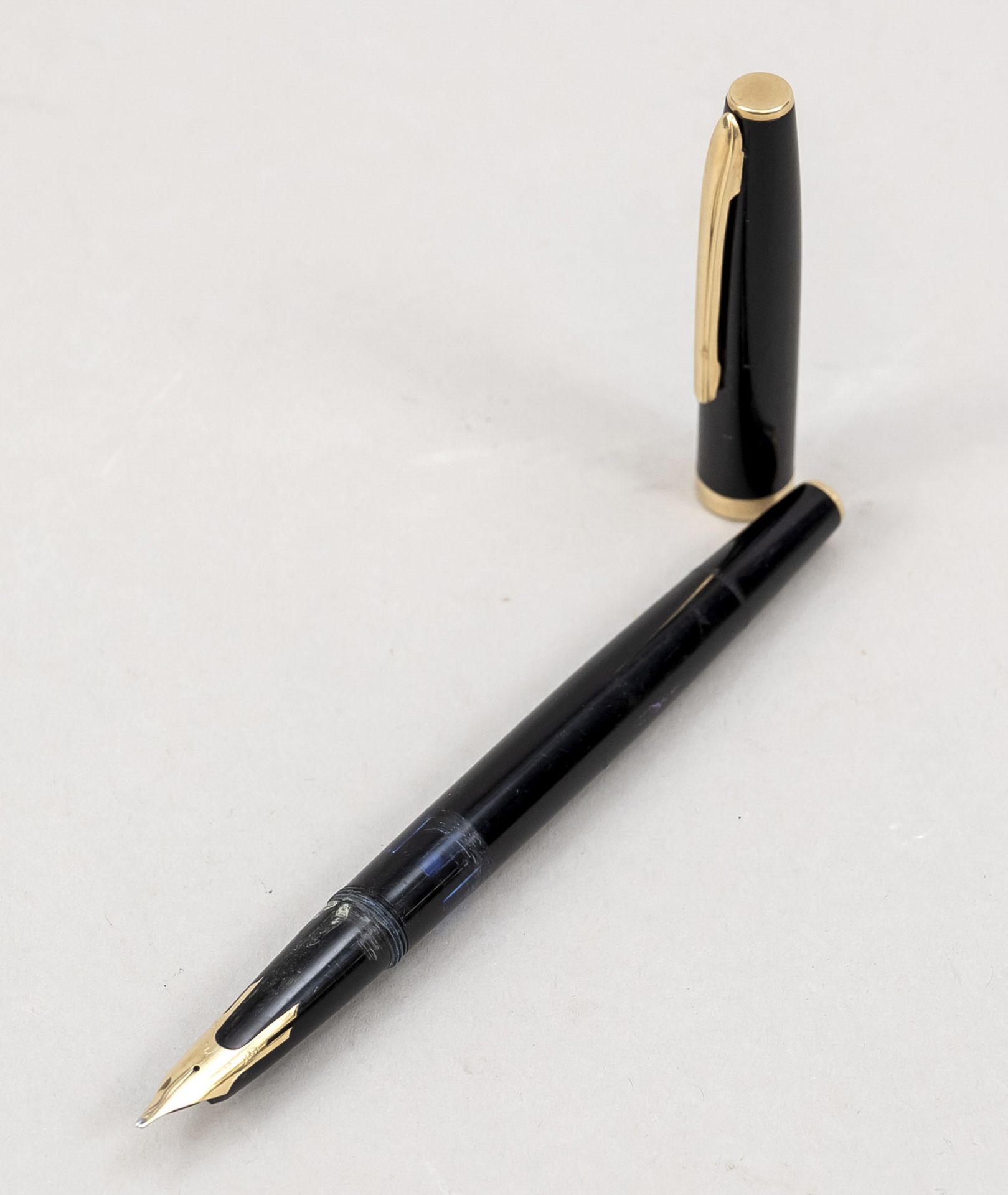 Geha, piston fountain pen, 2nd half of 20th century, 14 ct (585) yellow gold nib, black case, gilded