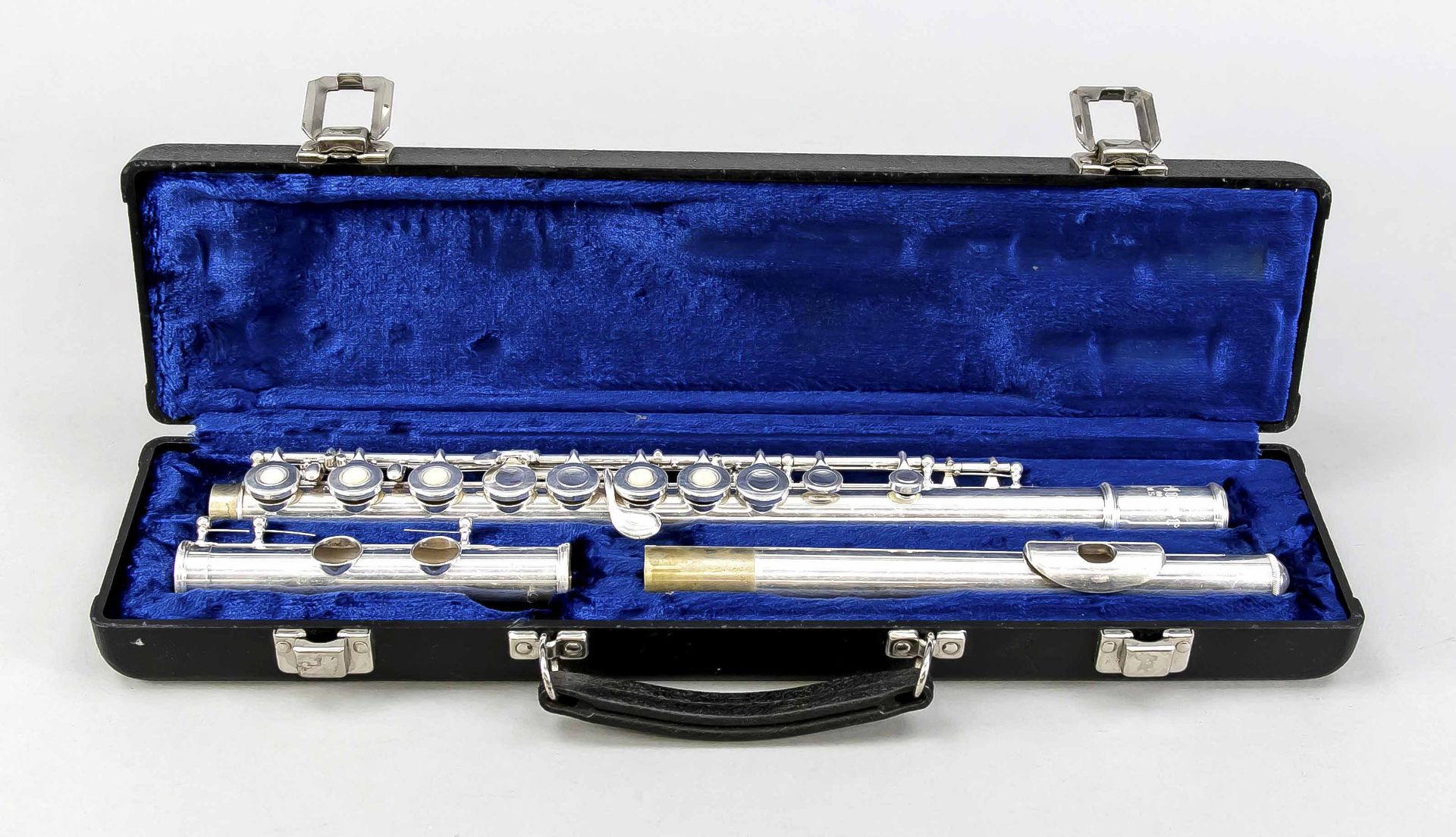 Transverse flute by Selmer (USA), in hard case by Gemeinhart lined with blue velvet. The lower