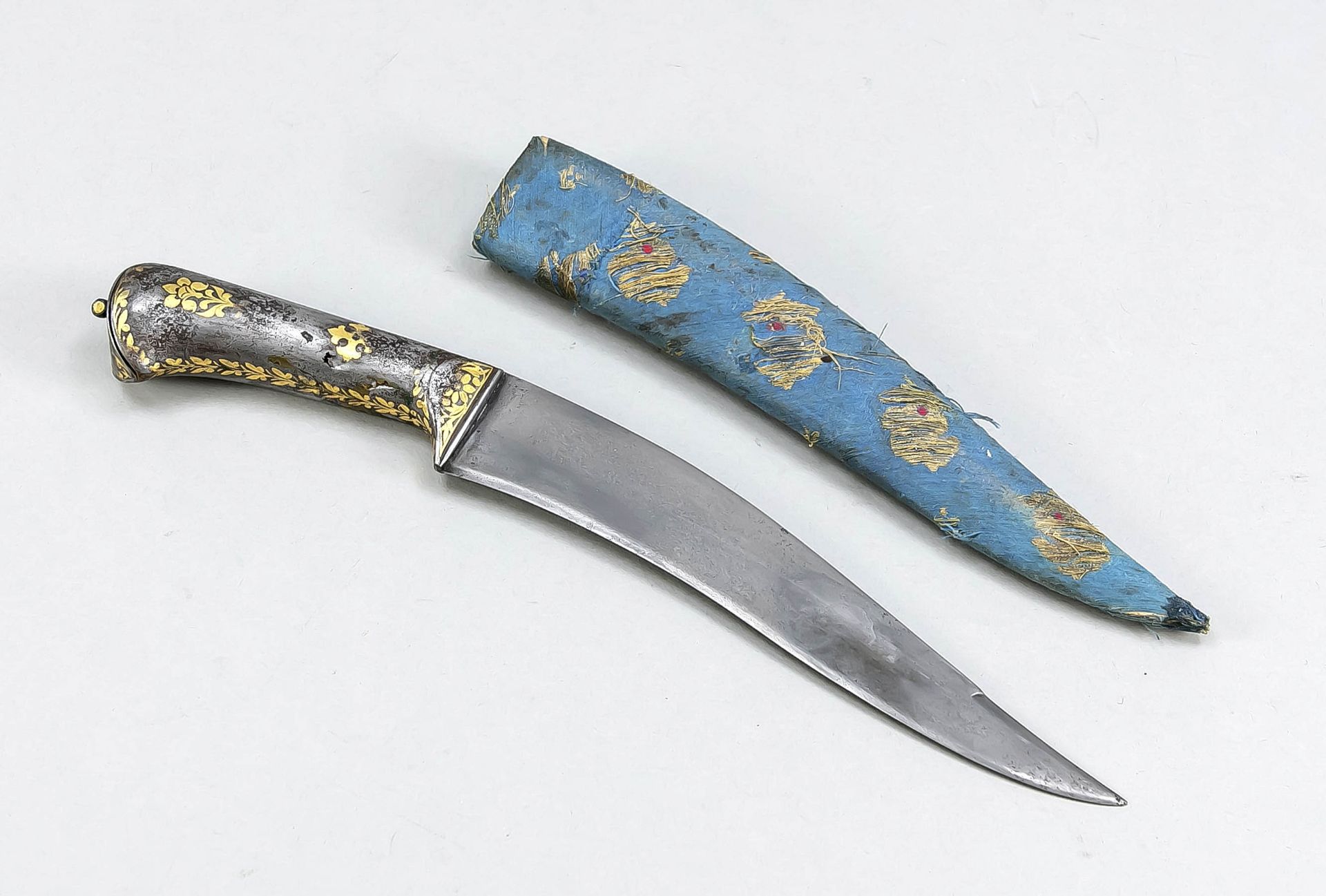Pesh-Kapz, India/Persia, 18th/19th century. Single-edged, curved blade of wootzdamascus. Hollow iron
