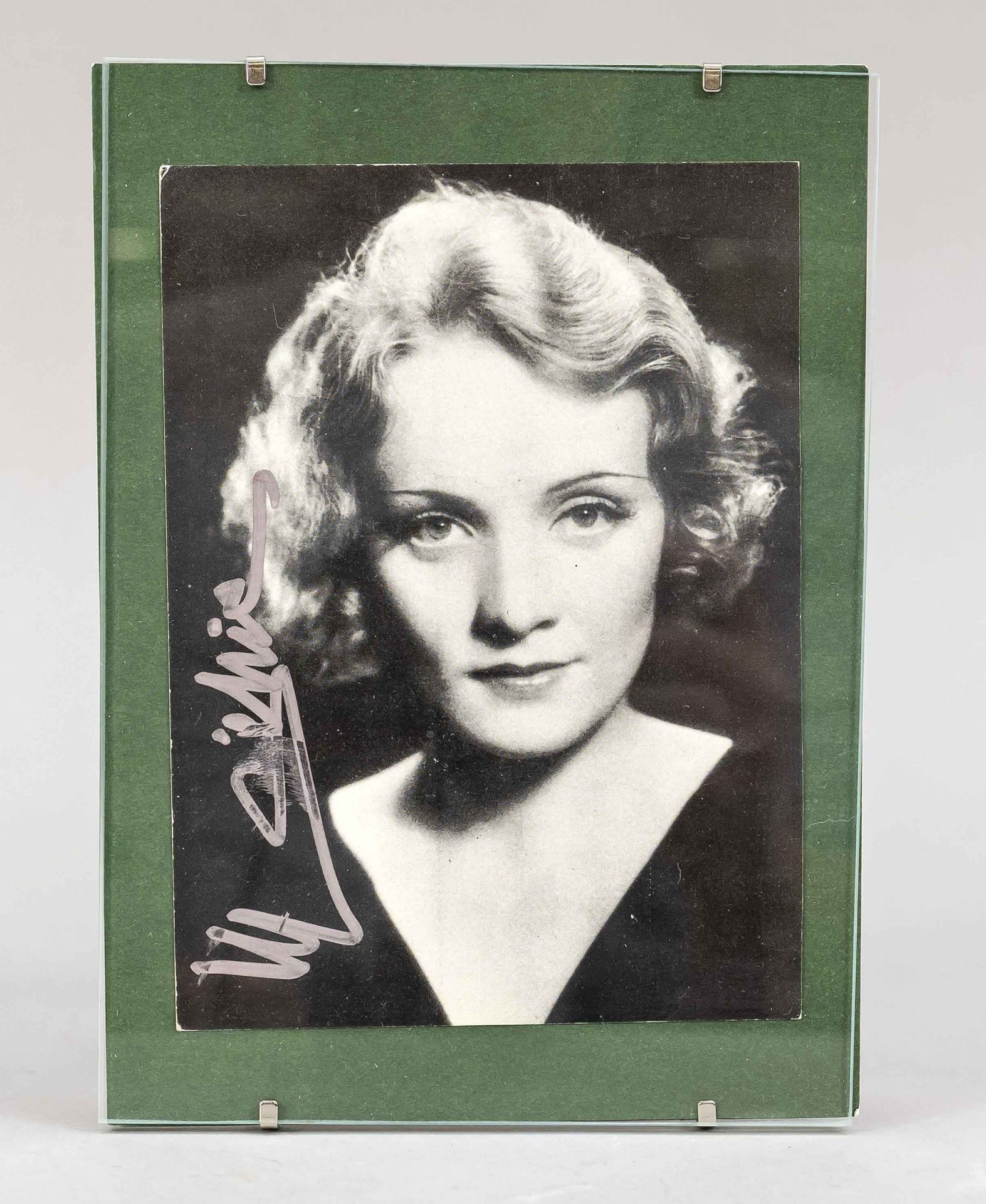 Photo? with autograph Marlene Dietrich. Framed behind glass, 18 x 11.5 cm