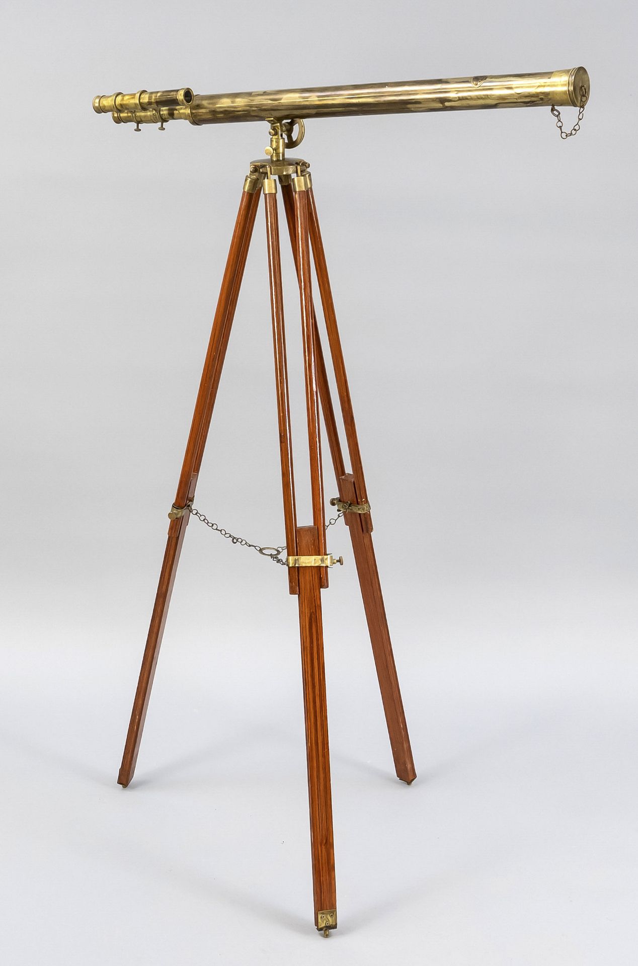 Deco telescope, 20th c., brass, glass, wooden tripod, h. 124 (with horizontal tube).