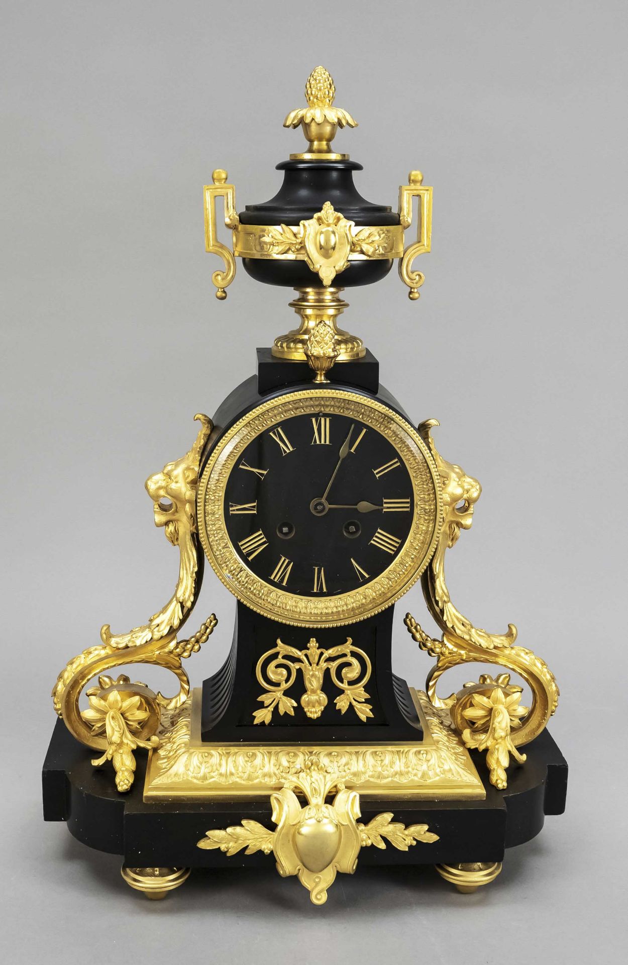 black french. Marble pendulum, 2nd half 19th c., fire gilded, matted/polished, decorated with floral