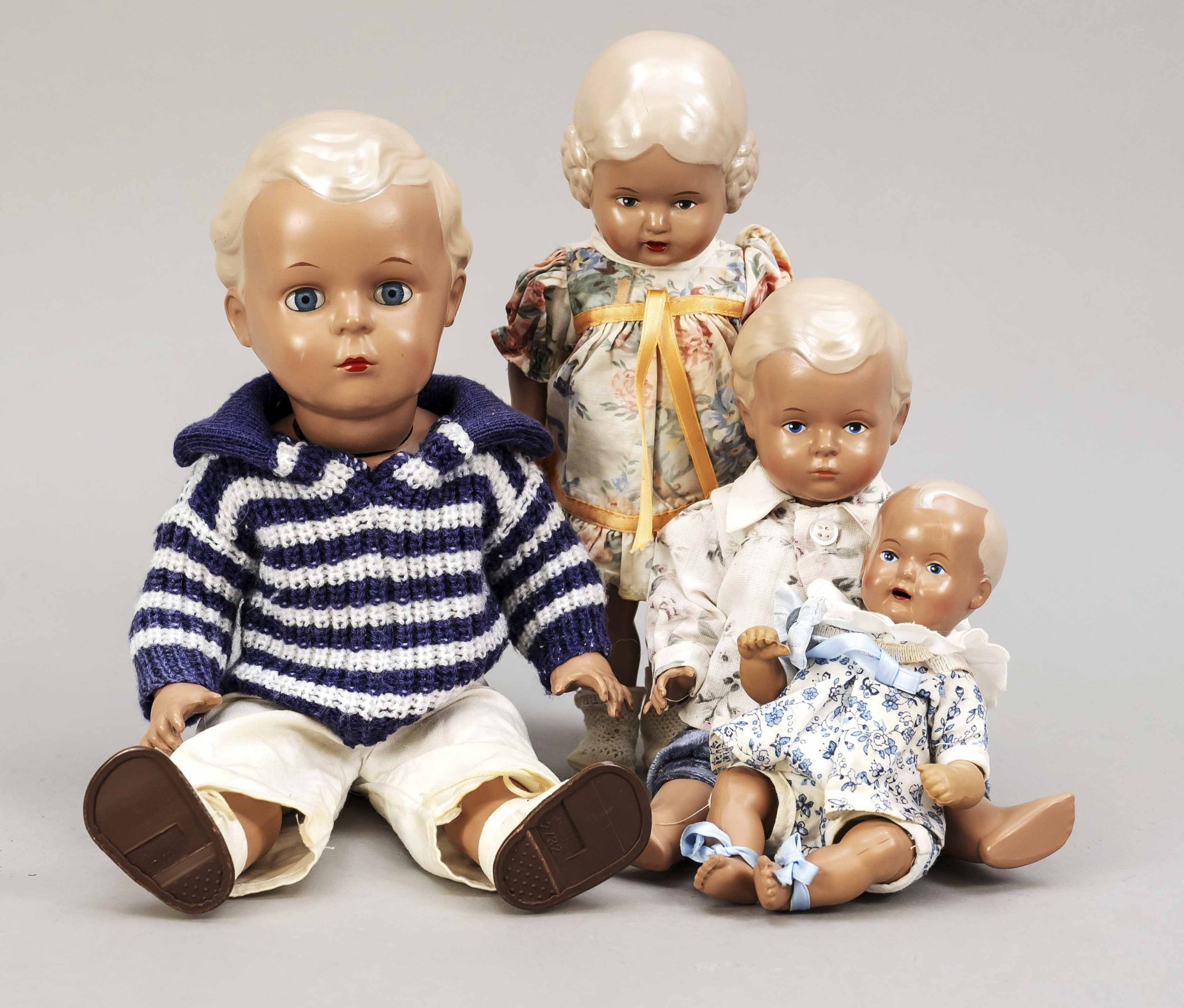 4 Schildkröt dolls, Germany, mid 20th c., all dressed, h. to 34 cm