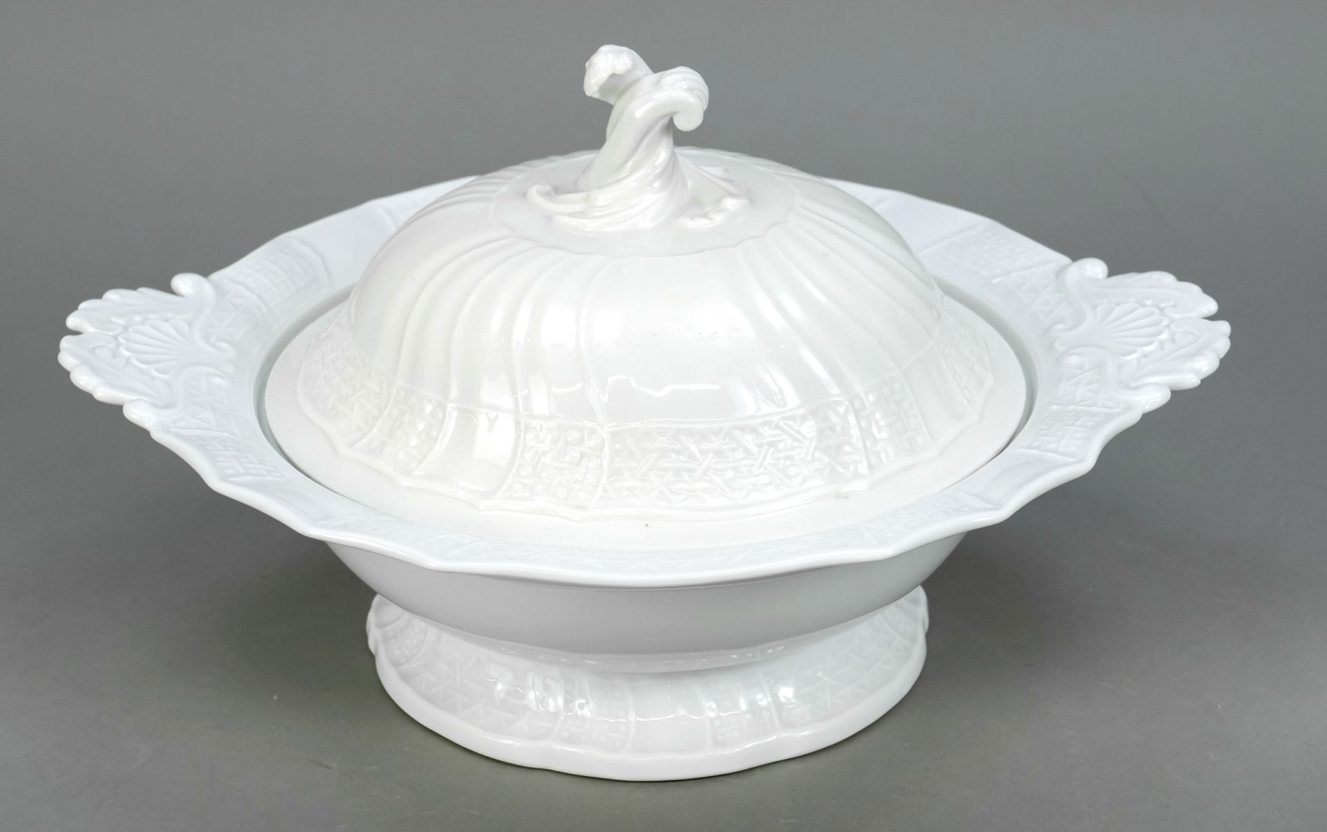 Round lidded tureen, Meiseen, mark 1924-1934, 3rd choice, white, form Neubrandenstein, w. 33 cm,