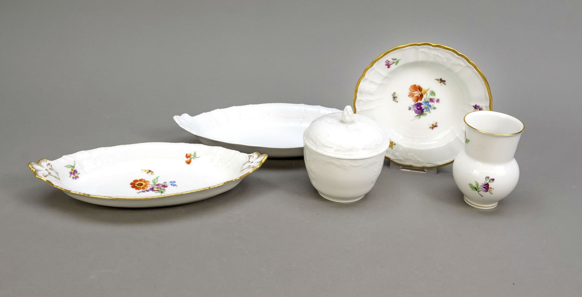 Five pieces, KPM Berlin, marks 1962-1992, sugar bowl, white, form Neuzierat, h. 11 cm, 2 shuttle