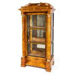 Vitrine im Biedermeier-Stil, E