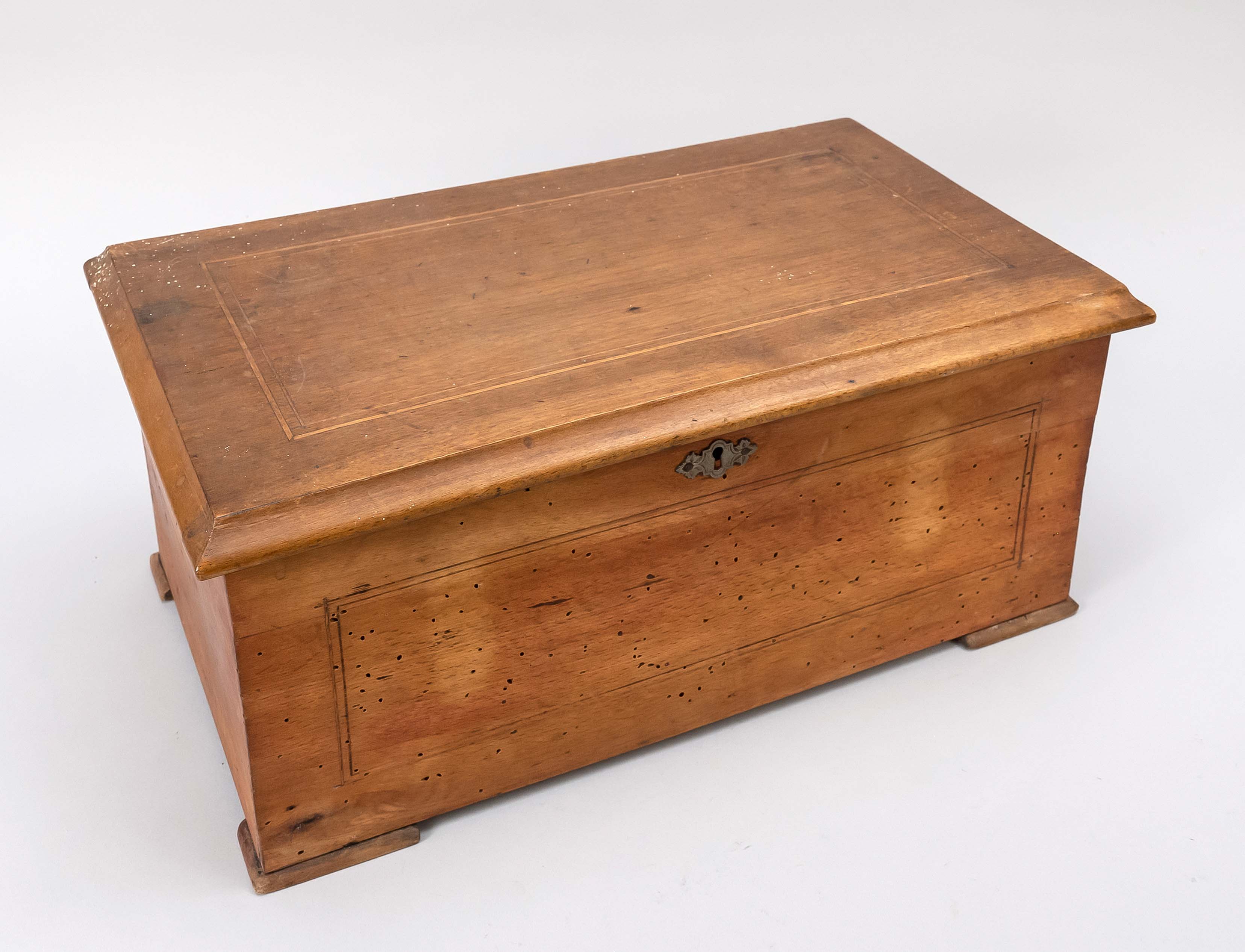 A large drum clock, late 19th century. Veneered wooden corpus. Under the lid a second lid with glass