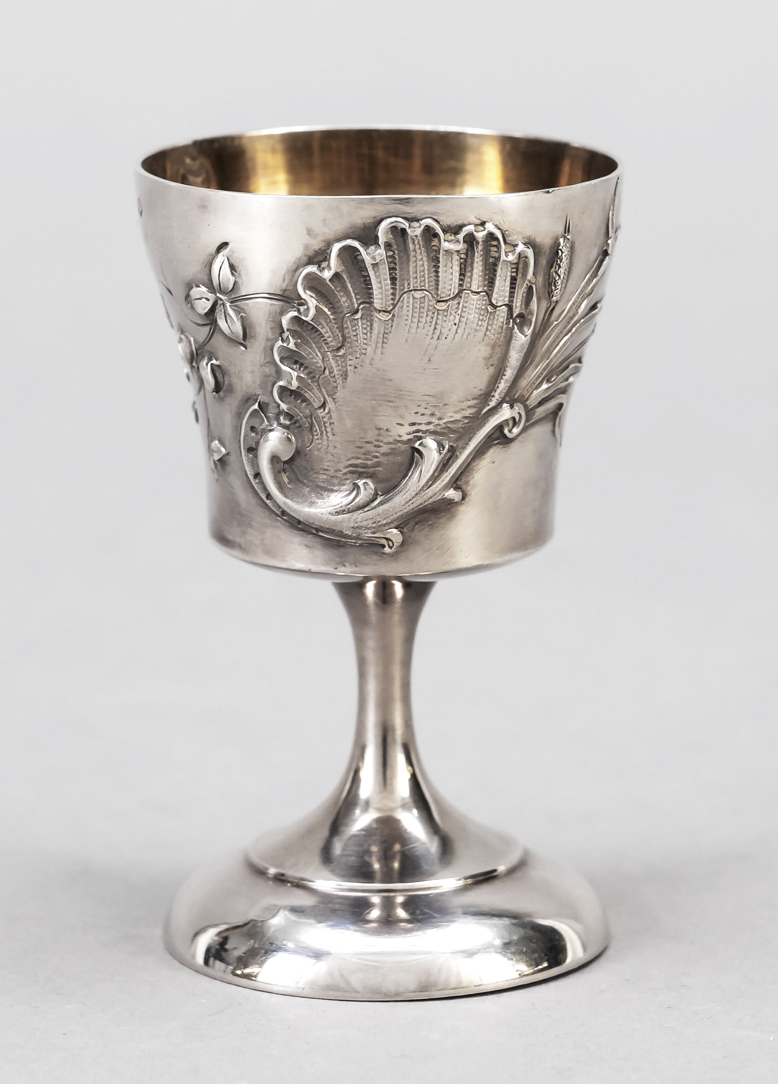 Egg cup, France, c. 1900, maker's mark Rudolphe Beunke, Paris, silver 950/000, round domed stand