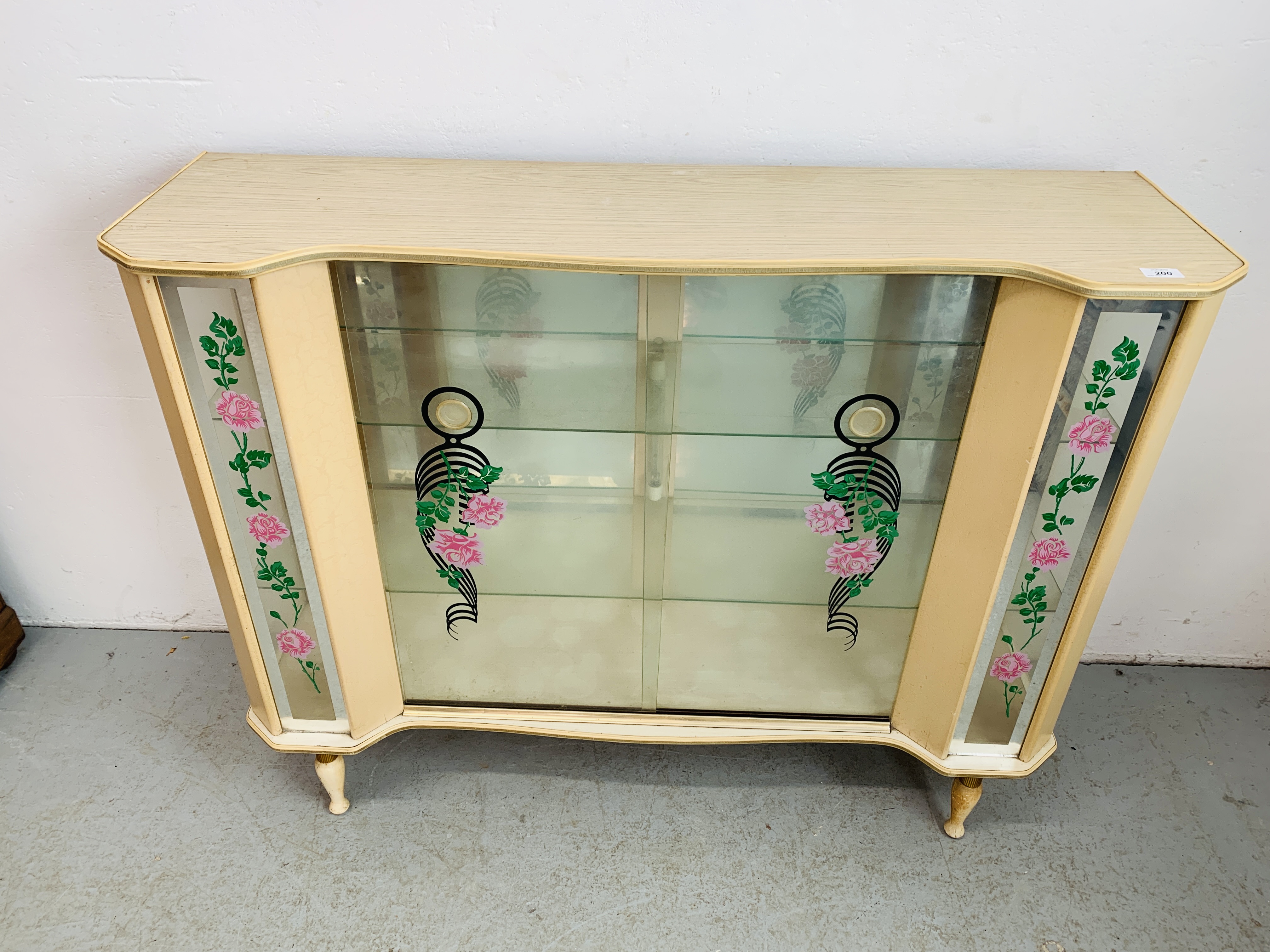 A 1950'S DISPLAY CABINET WITH ROSE DECORATION TO SLIDING DOORS AND SIDE PANELS - W 122CM. D 35CM. - Image 2 of 6