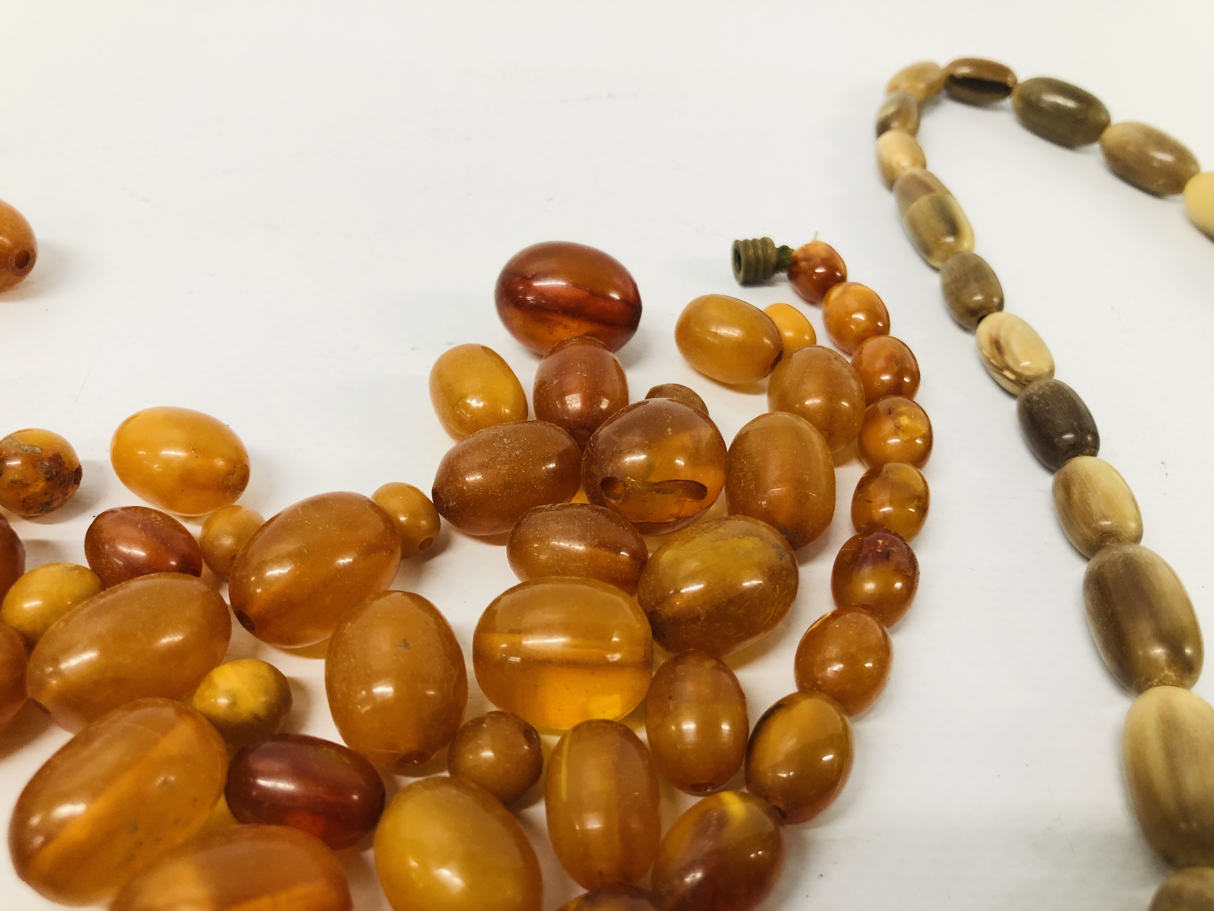 A BAG CONTAINING AMBER TYPE NECKLACE A/F, LOOSE AMBER TYPE BEADS, - Image 3 of 5