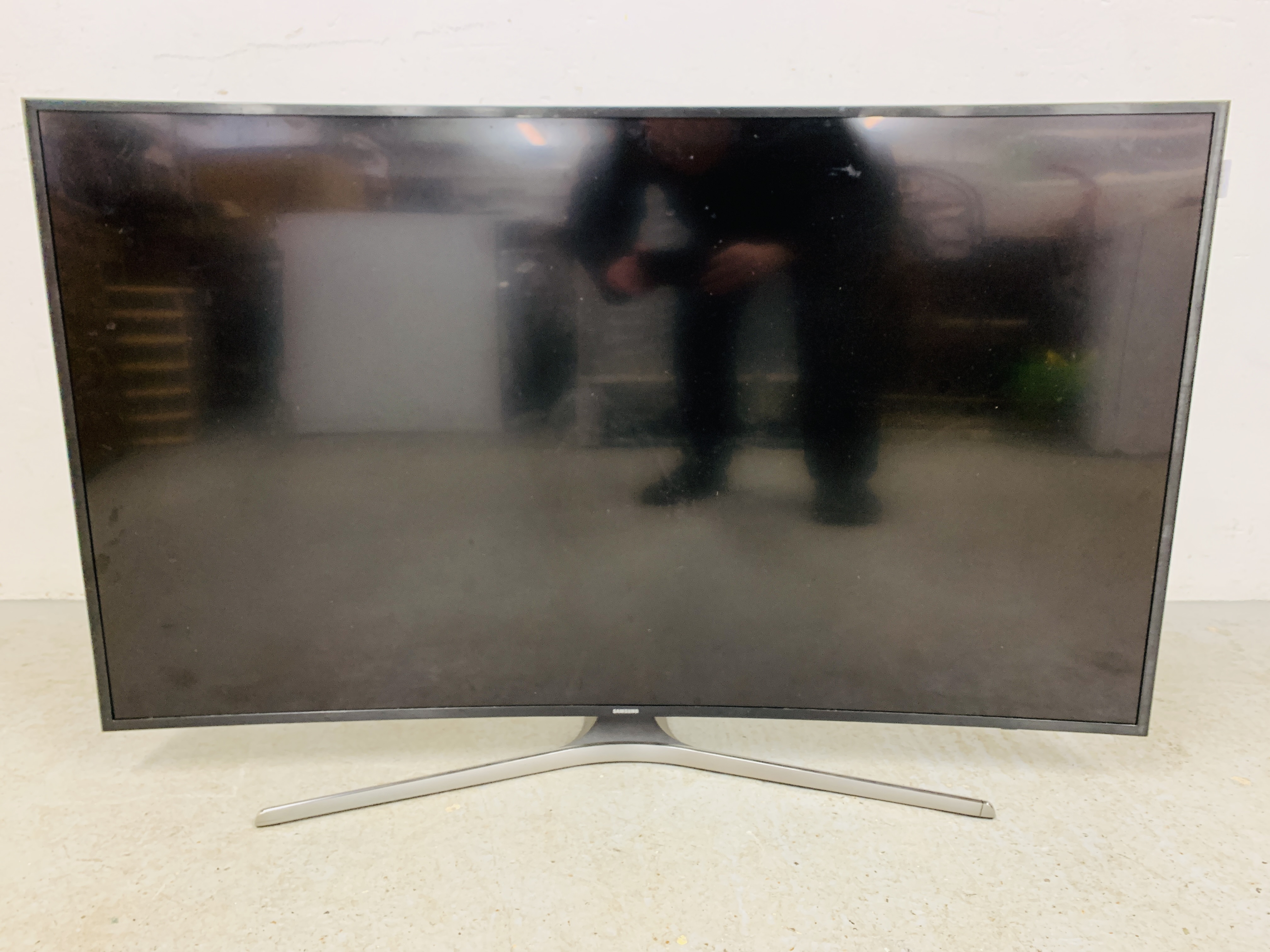 A SAMSUNG 55 INCH CURVED SCREEN SMART TV WITH REMOTE - SOLD AS SEEN