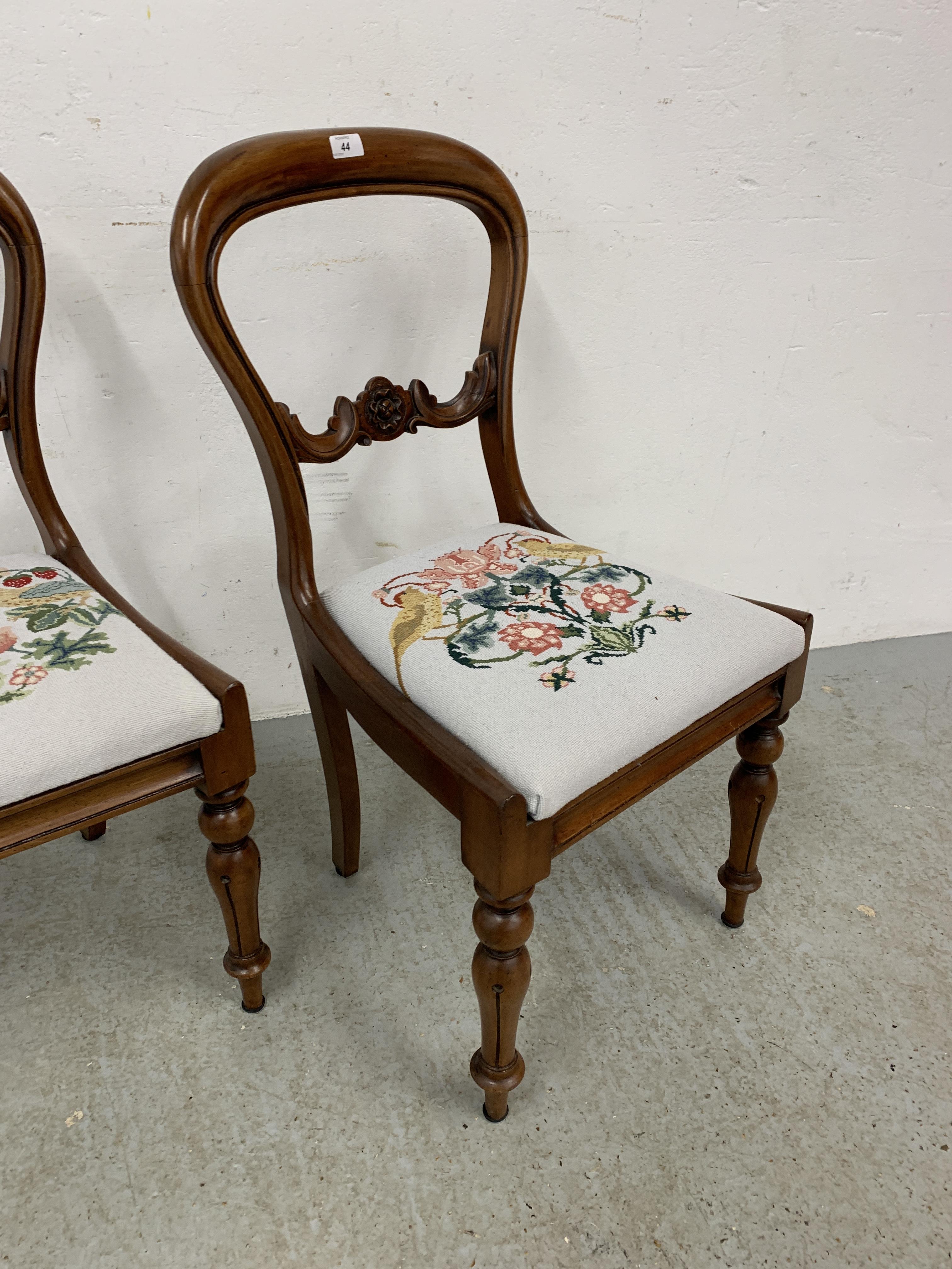 A PAIR OF VICTORIAN SIDE CHAIRS WITH HAND EMBROIDERED DROP IN SEATS. - Image 3 of 9