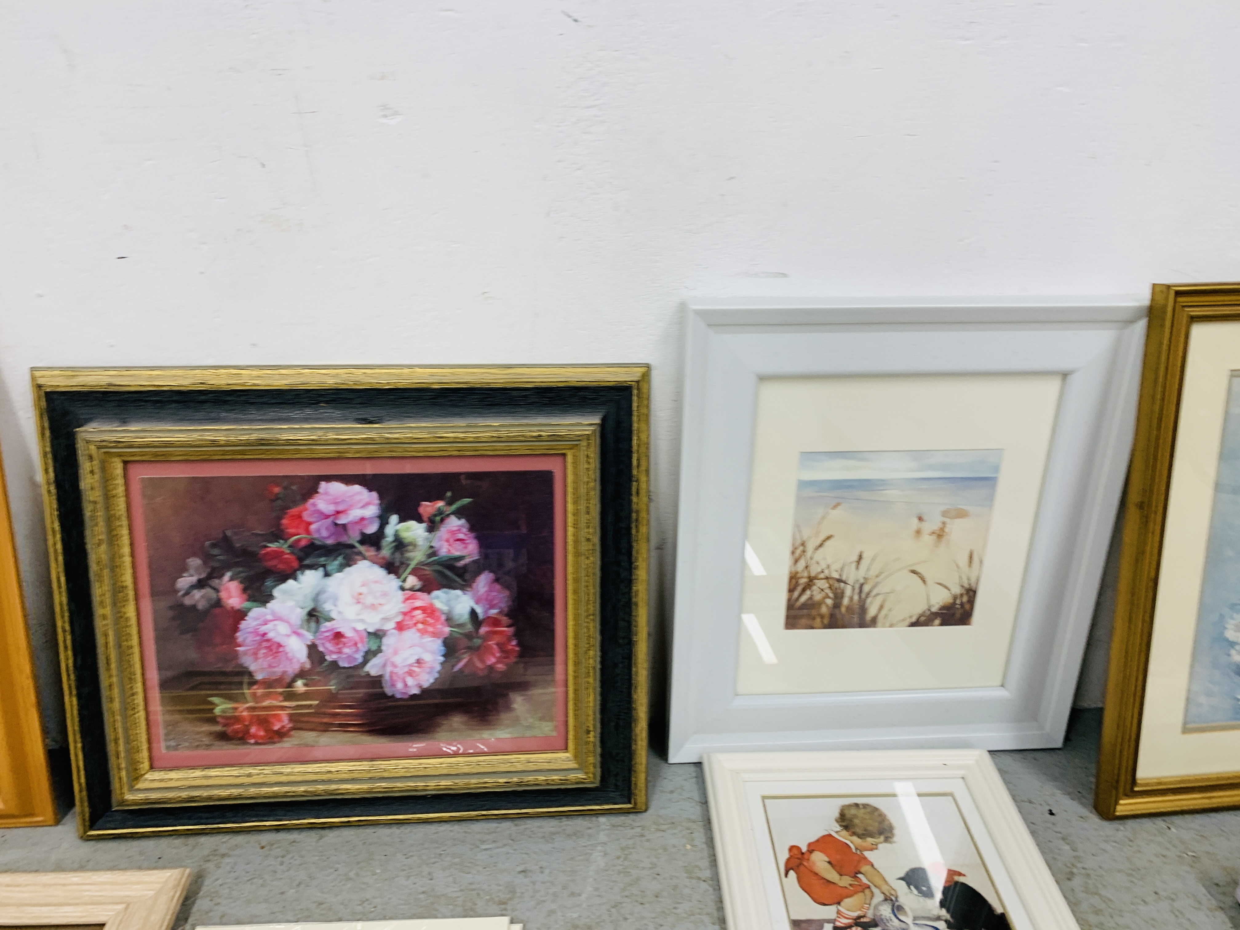 A BOX CONTAINING A COLLECTION OF MODERN FRAMED PICTURES AND PRINTS, - Bild 7 aus 9