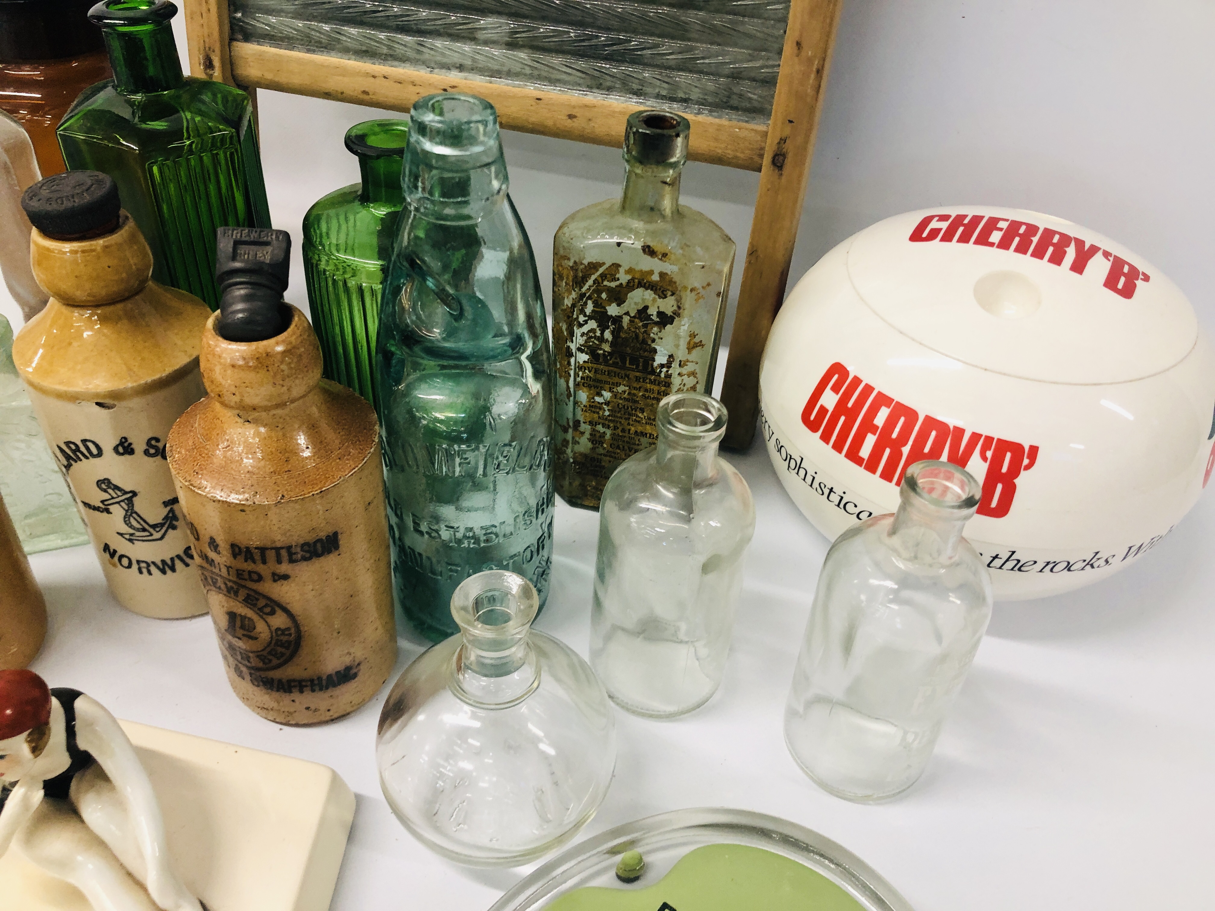 A SMALL COLLECTION OF ANTIQUE GLASS BOTTLES INCLUDING ALLY, MILK, MEDICINE, ETC. - Image 5 of 9