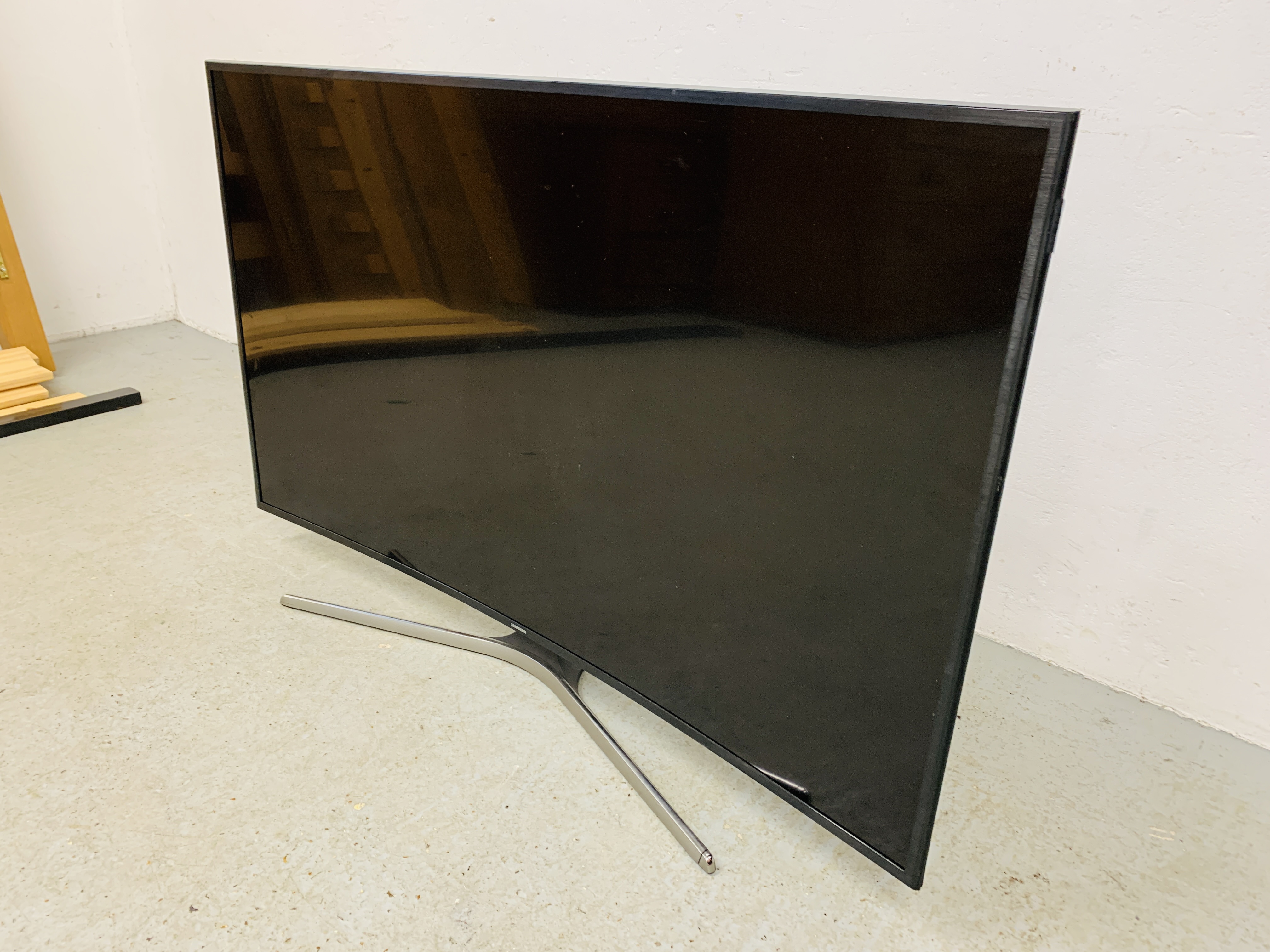 A SAMSUNG 55 INCH CURVED SCREEN SMART TV WITH REMOTE - SOLD AS SEEN - Image 3 of 4