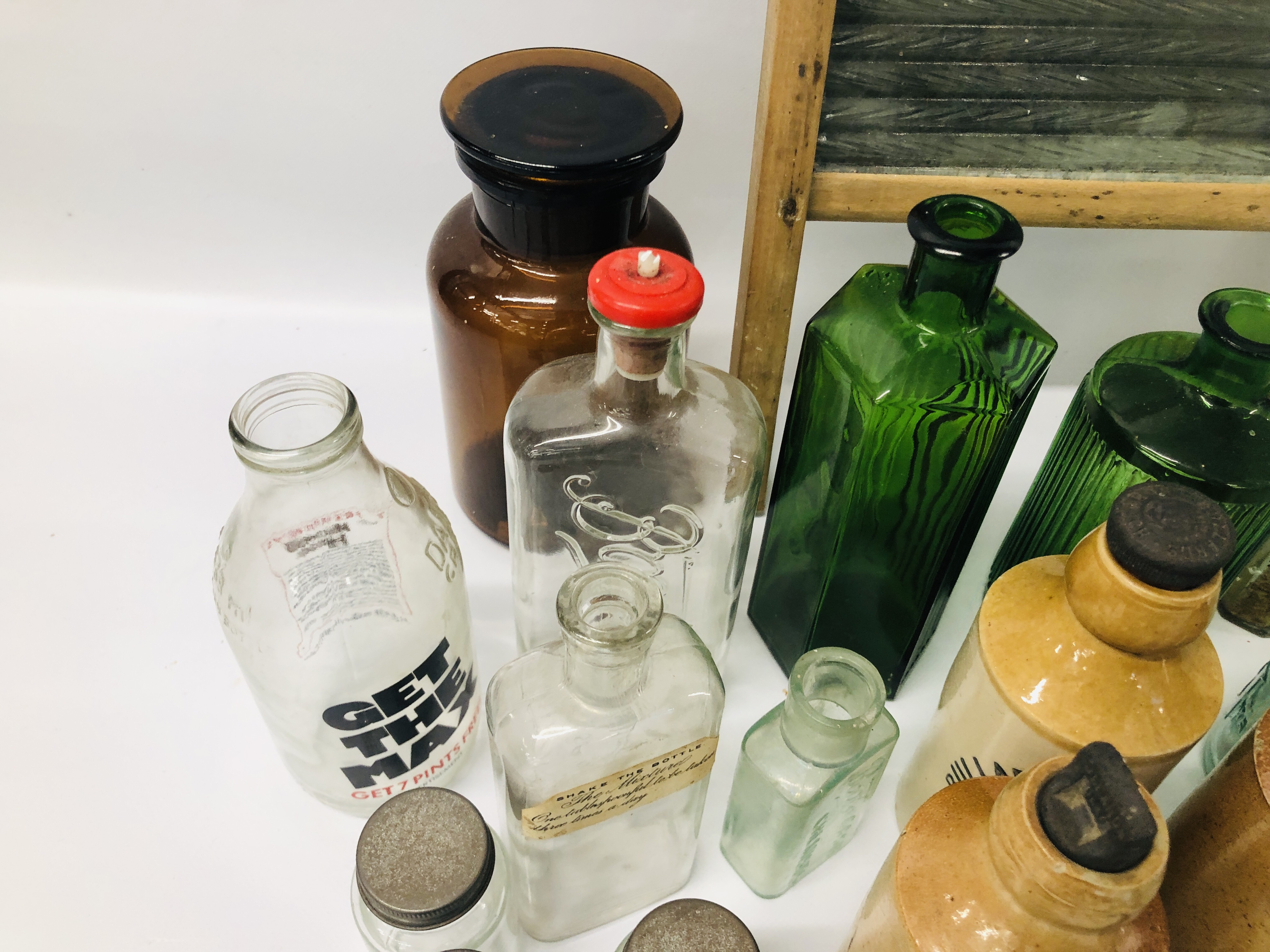 A SMALL COLLECTION OF ANTIQUE GLASS BOTTLES INCLUDING ALLY, MILK, MEDICINE, ETC. - Image 3 of 9