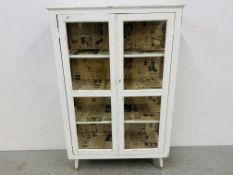 A WHITE PAINTED SHABBY CHIC 2 DOOR DISPLAY CABINET, W 79CM, D 32CM, H 124CM.