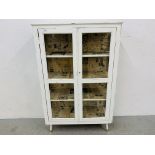 A WHITE PAINTED SHABBY CHIC 2 DOOR DISPLAY CABINET, W 79CM, D 32CM, H 124CM.