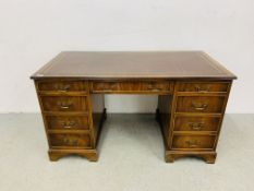 A REPRODUCTION MAHOGANY FINISH NINE DRAWER TWIN PEDESTAL DESK WITH INSET LEATHER TOP - W 138CM,