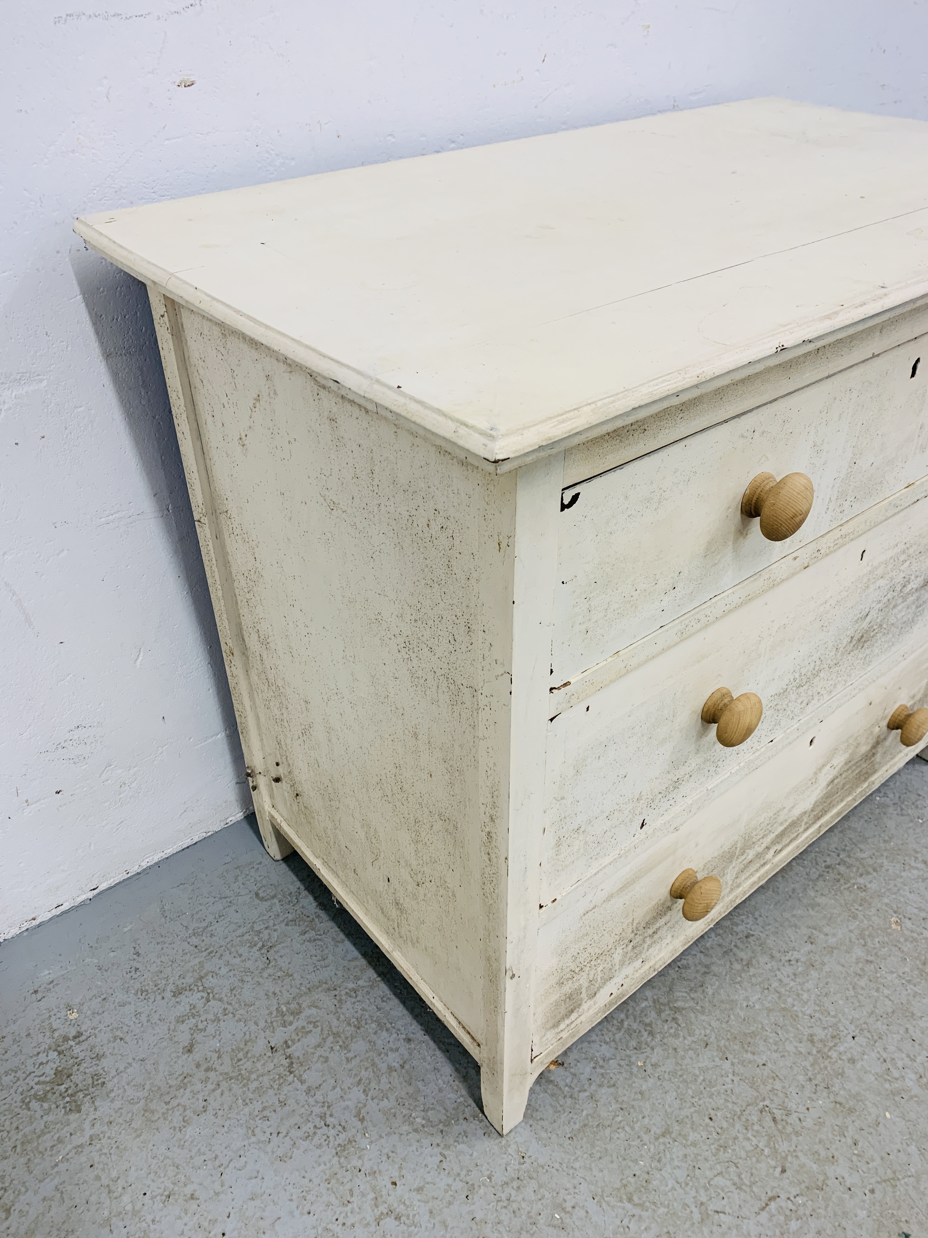 A WHITE PAINTED 3 DRAWER CHEST, W 91CM, D 54CM, H 78CM. - Image 7 of 7