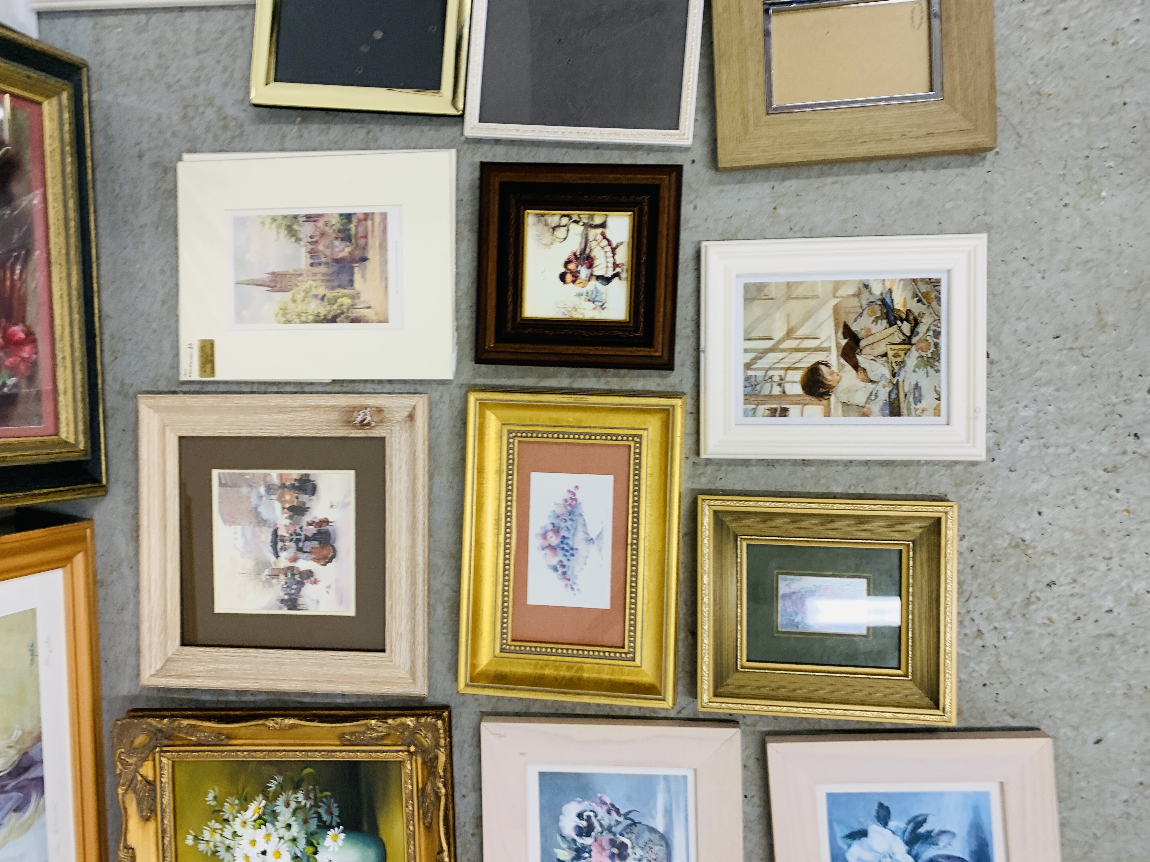 A BOX CONTAINING A COLLECTION OF MODERN FRAMED PICTURES AND PRINTS, - Bild 4 aus 9