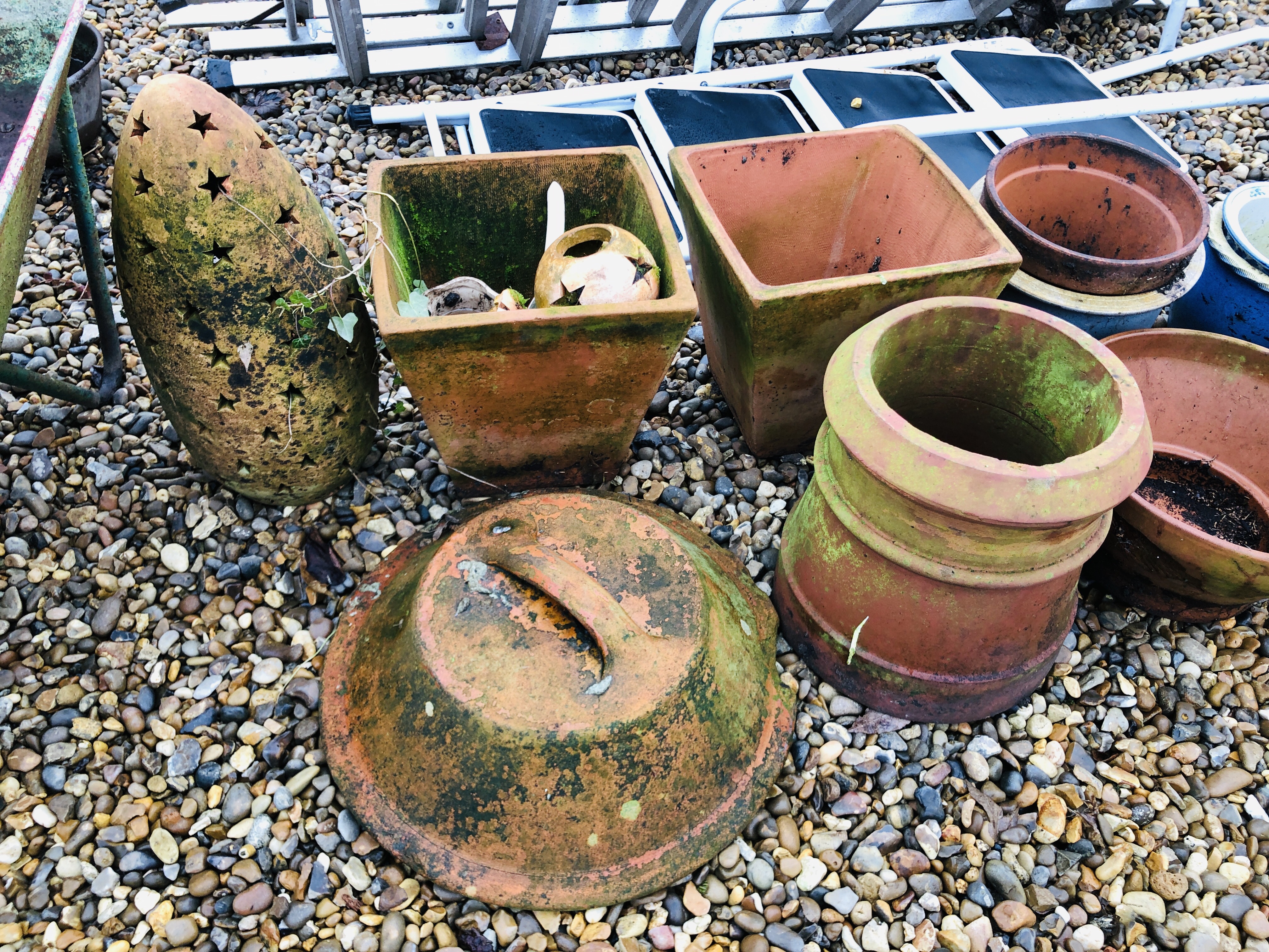 17 VARIOUS GARDEN PLANTERS TO INCLUDE TERRACOTTA, GLAZED ETC. - Image 2 of 4