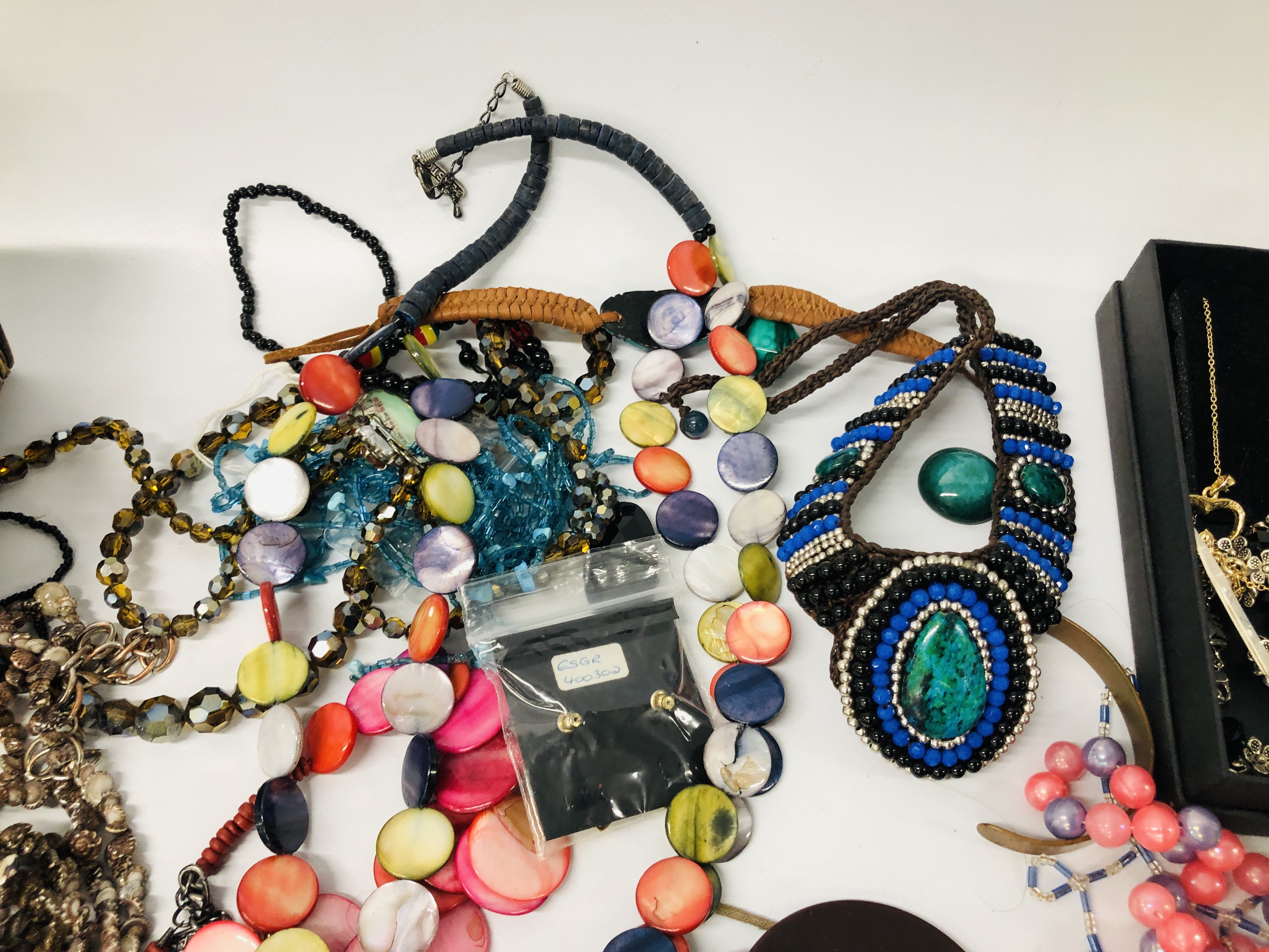 TRAY OF ASSORTED MODERN COSTUME JEWELLERY TO INCLUDE MAINLY BEADED NECKLACES ETC. - Image 5 of 8