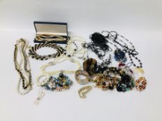 TRAY OF ASSORTED MODERN BEADED NECKLACES AND BRACELETS TO INCLUDE SIMULATED PEARLS ETC PLUS TRAY OF