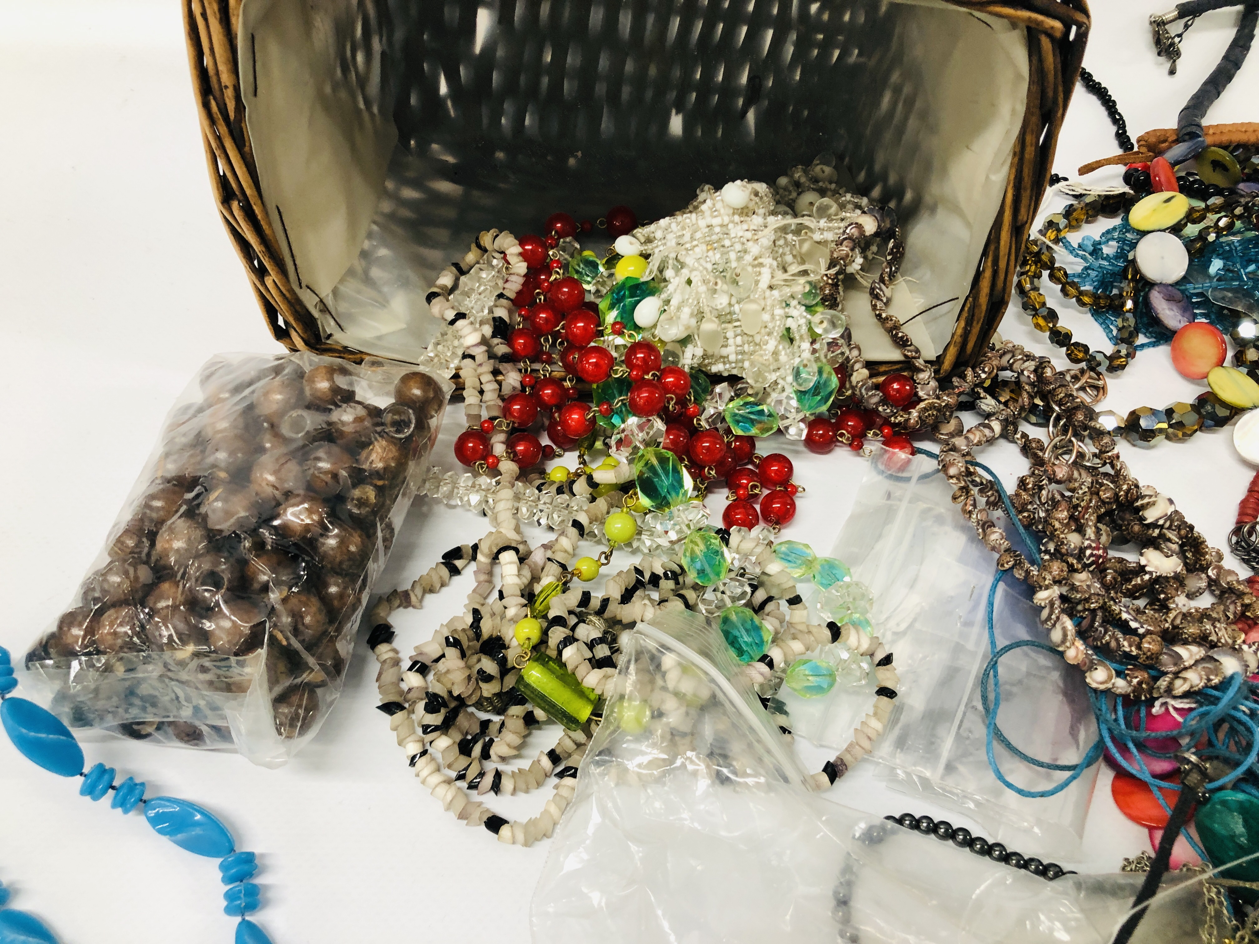 TRAY OF ASSORTED MODERN COSTUME JEWELLERY TO INCLUDE MAINLY BEADED NECKLACES ETC. - Image 6 of 8