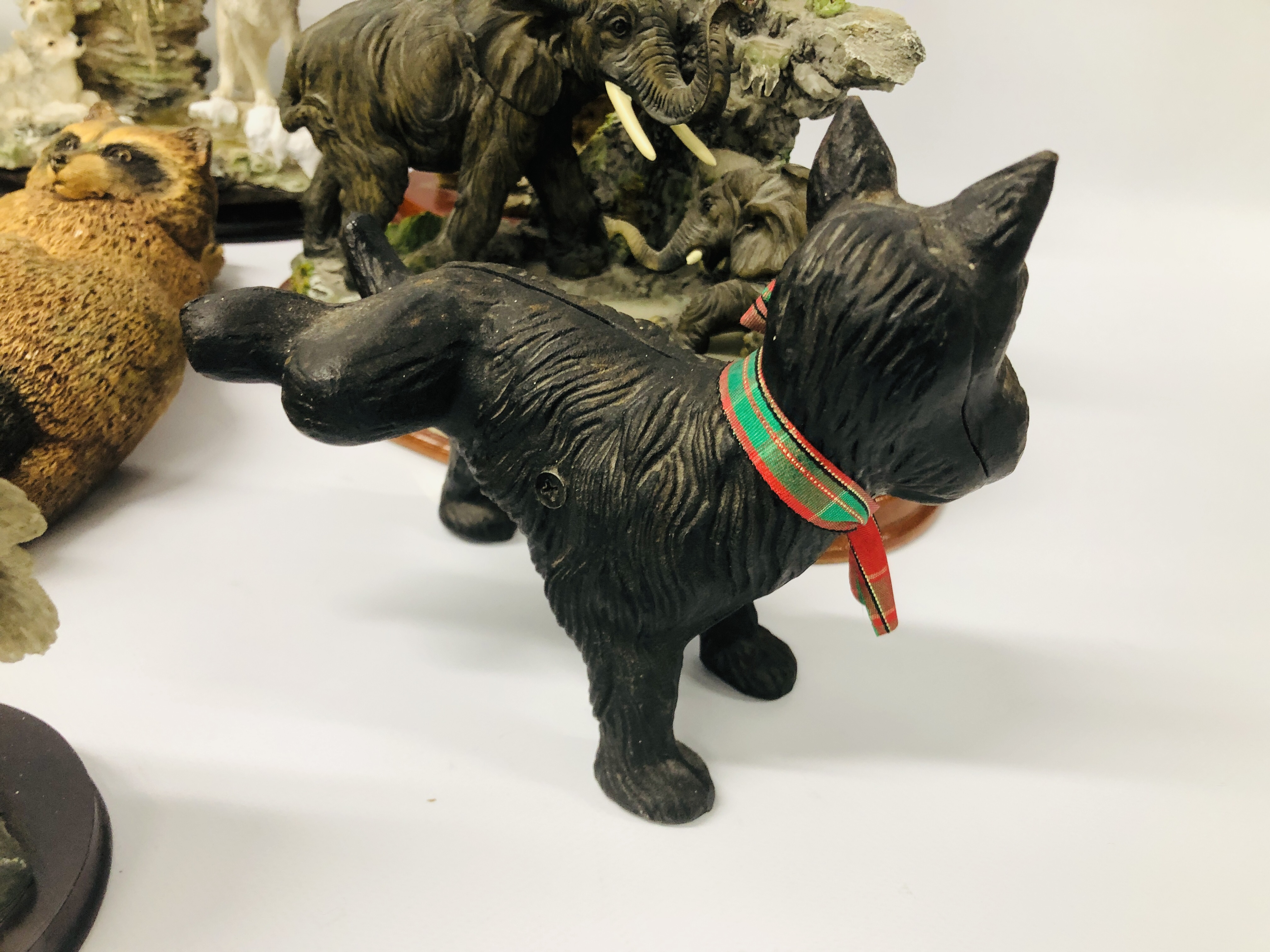 COLLECTION OF 13 ANIMAL COLLECTOR FIGURES TO INCLUDE ELEPHANTS, DOGS, BIRDS, - Image 9 of 10