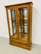 A MODERN 2 DOOR GLAZED DISPLAY CABINET ABOVE SINGLE DRAWER AND MIRROR BACK