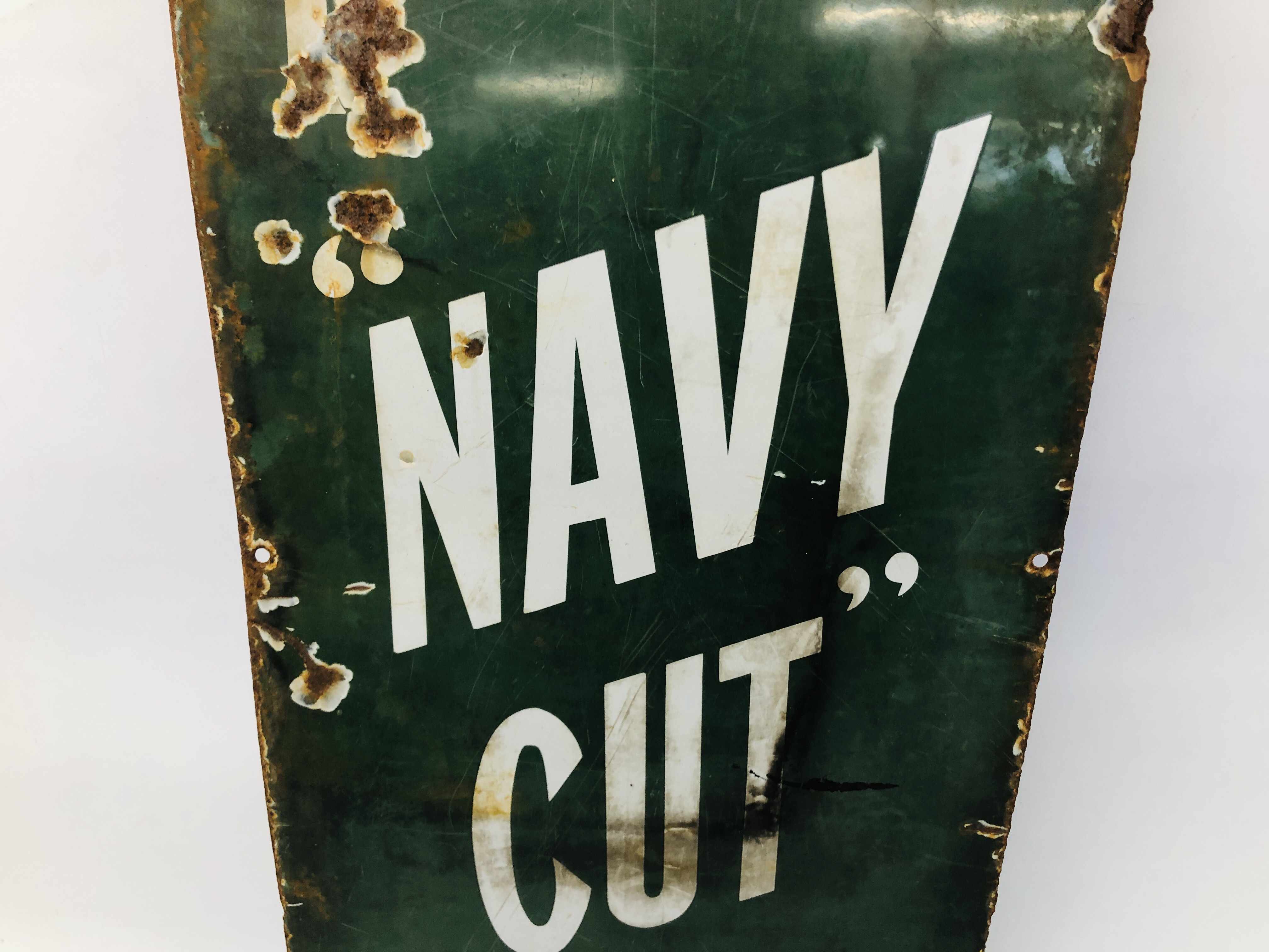 A VINTAGE PLAYER'S NAVY CUT TOBACCO ENAMEL ADVERTISING SIGN, GREEN GROUND WHITE LETTERING - W 38CM. - Image 3 of 5