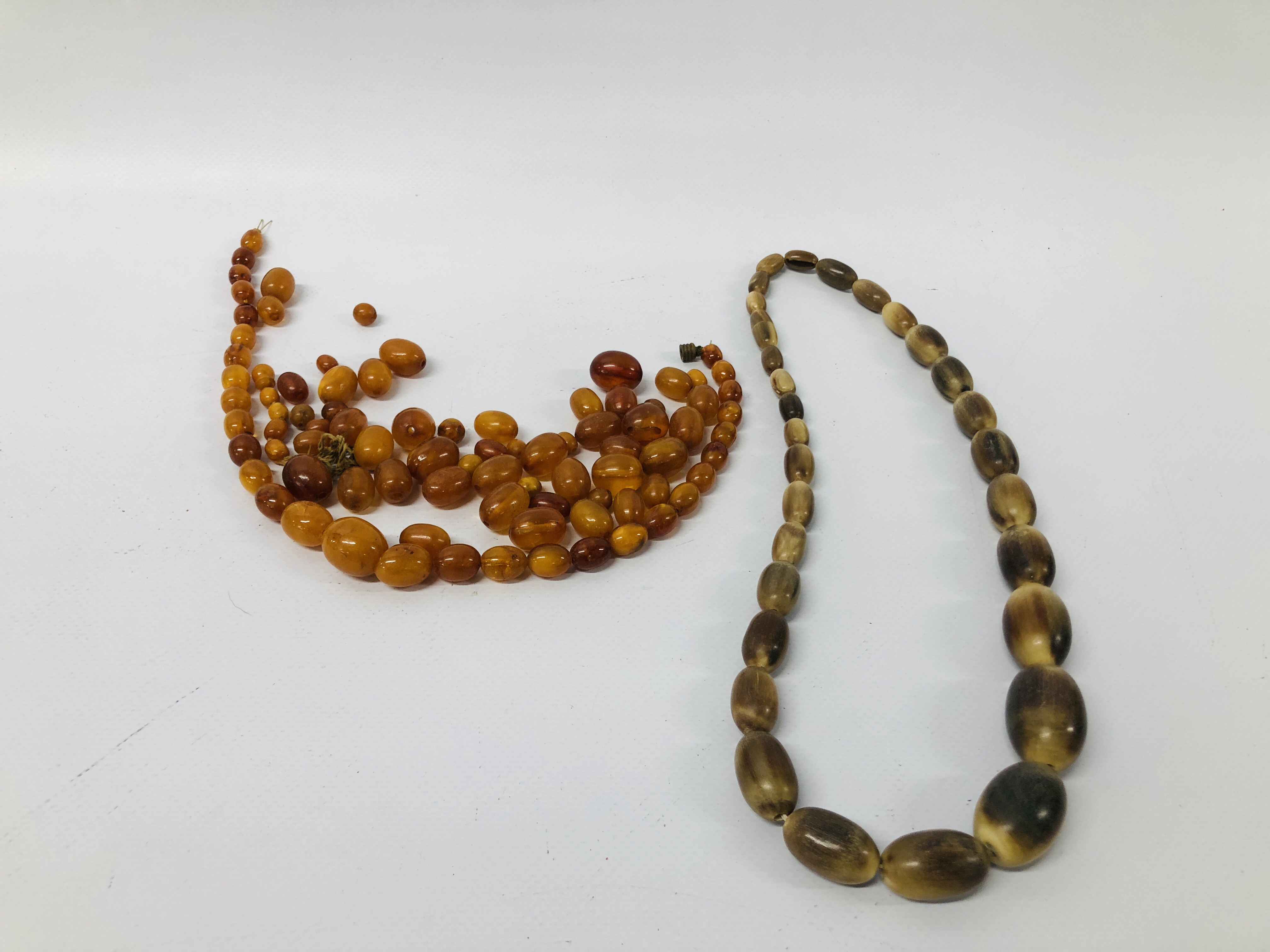 A BAG CONTAINING AMBER TYPE NECKLACE A/F, LOOSE AMBER TYPE BEADS,