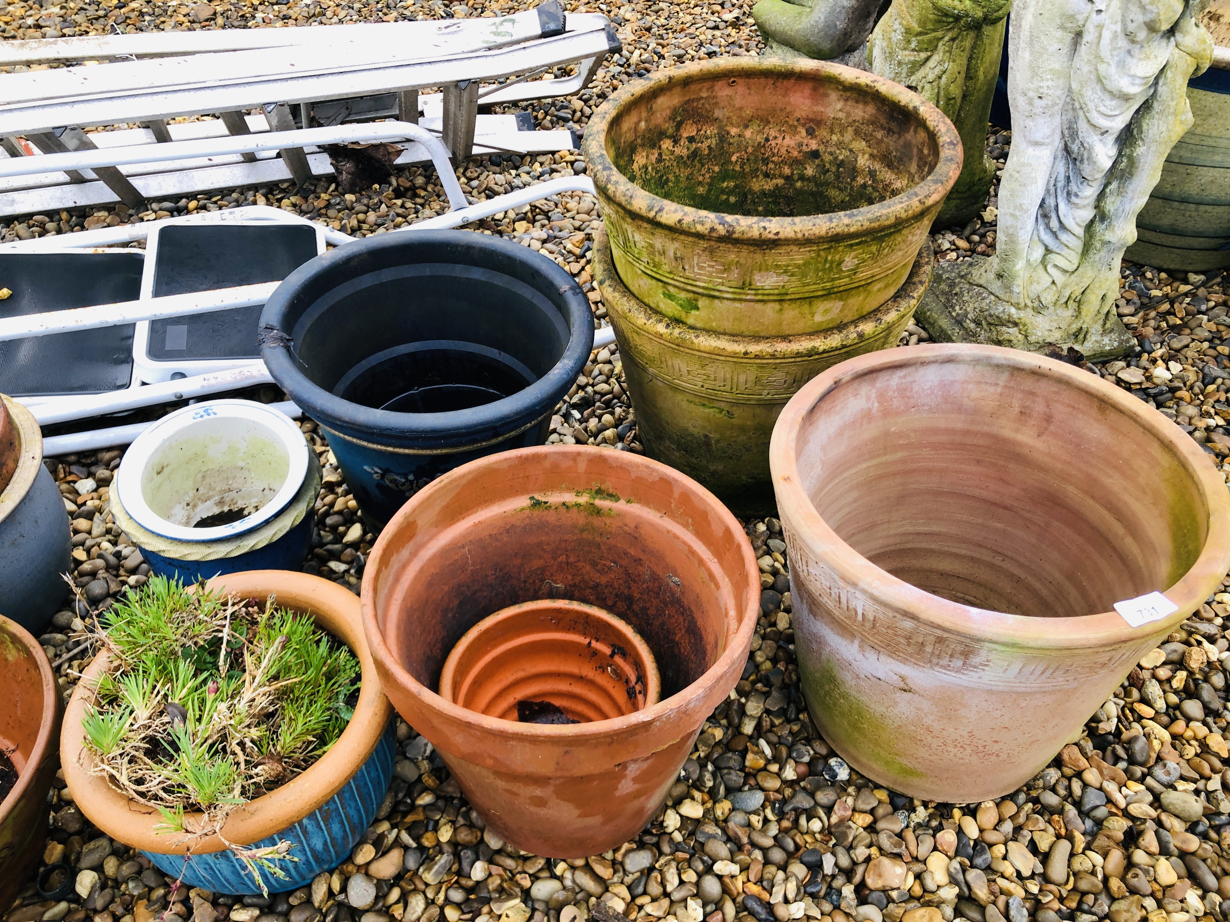 17 VARIOUS GARDEN PLANTERS TO INCLUDE TERRACOTTA, GLAZED ETC. - Image 4 of 4