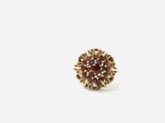 A 9CT GOLD GARNET SET CLUSTER RING - SIZE M/N