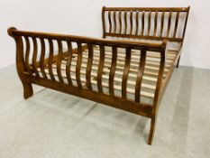 A MODERN HARDWOOD KING SLEIGH BED.