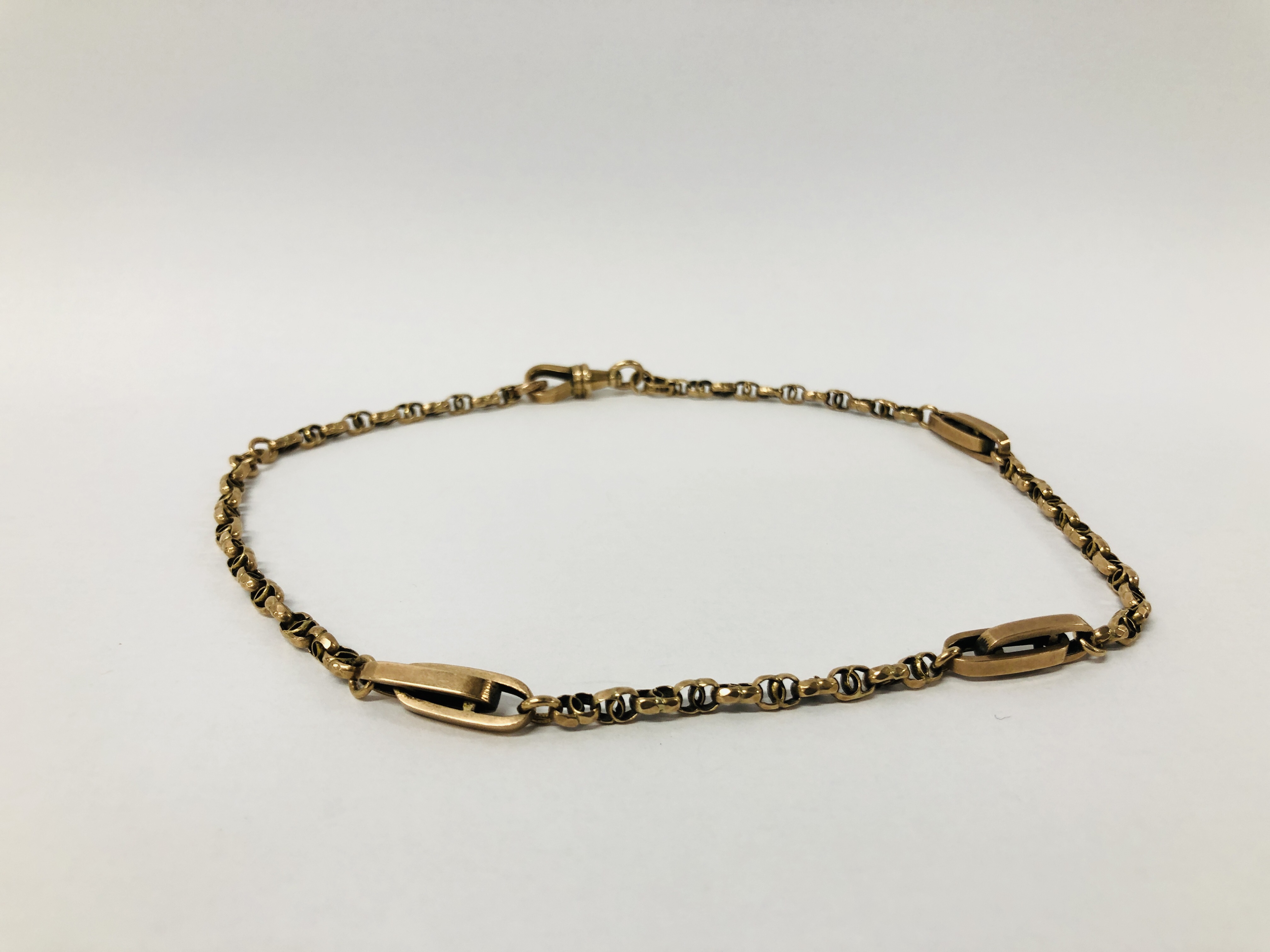 A FANCY LINK WATCH CHAIN MARKED 9 CT