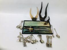 A CASED SET OF HORN HANDLED CARVING KNIVES WITH SILVER SEAL A/F ALONG WITH 2 SKULL AND HORNS AND