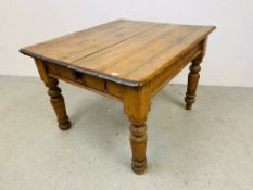 AN ANTIQUE PINE KITCHEN TABLE WITH DRAWER TO END A/F CONDITION FOR RESTORATION - W 90CM. L 106CM.