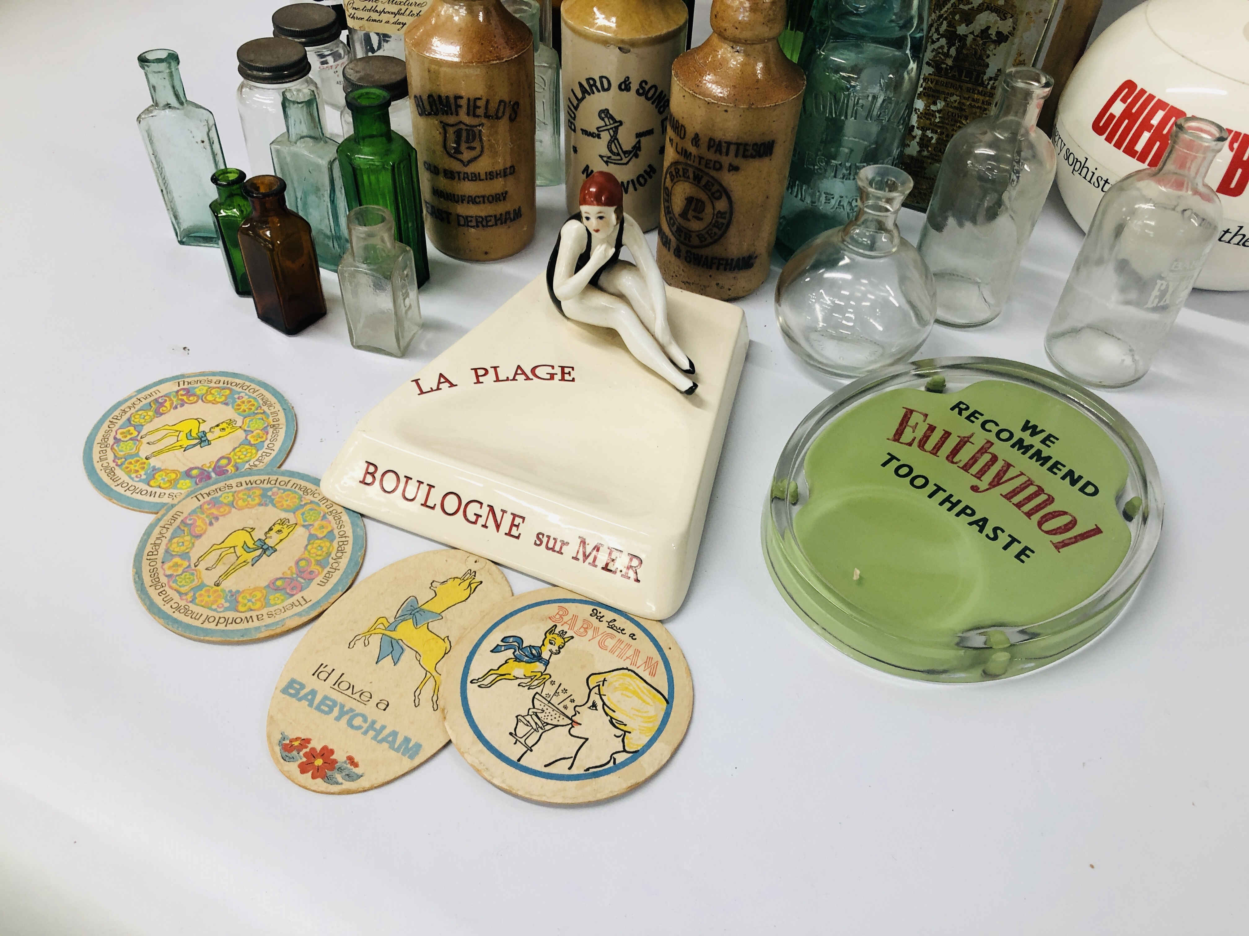 A SMALL COLLECTION OF ANTIQUE GLASS BOTTLES INCLUDING ALLY, MILK, MEDICINE, ETC. - Image 9 of 9