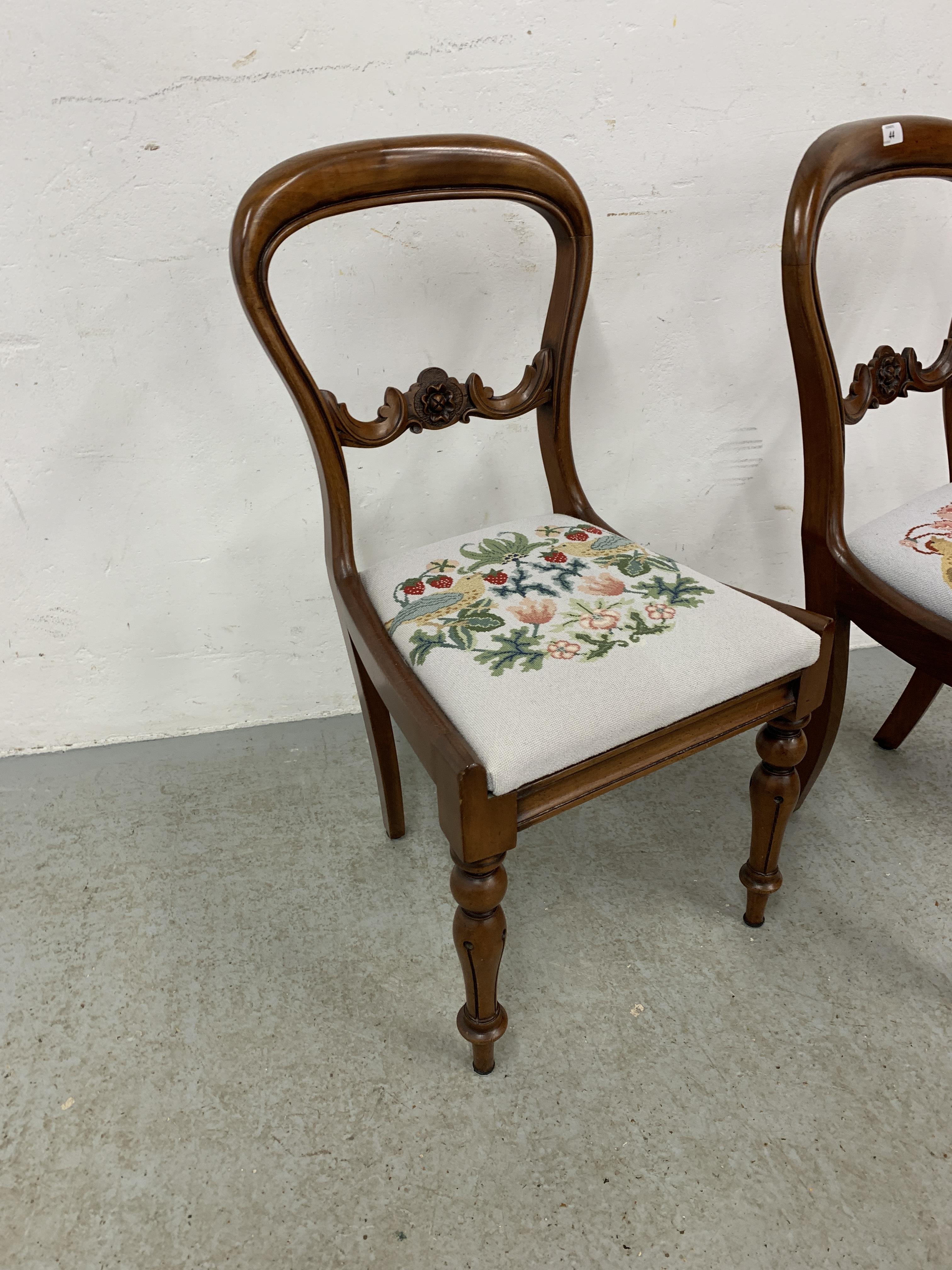 A PAIR OF VICTORIAN SIDE CHAIRS WITH HAND EMBROIDERED DROP IN SEATS. - Image 2 of 9