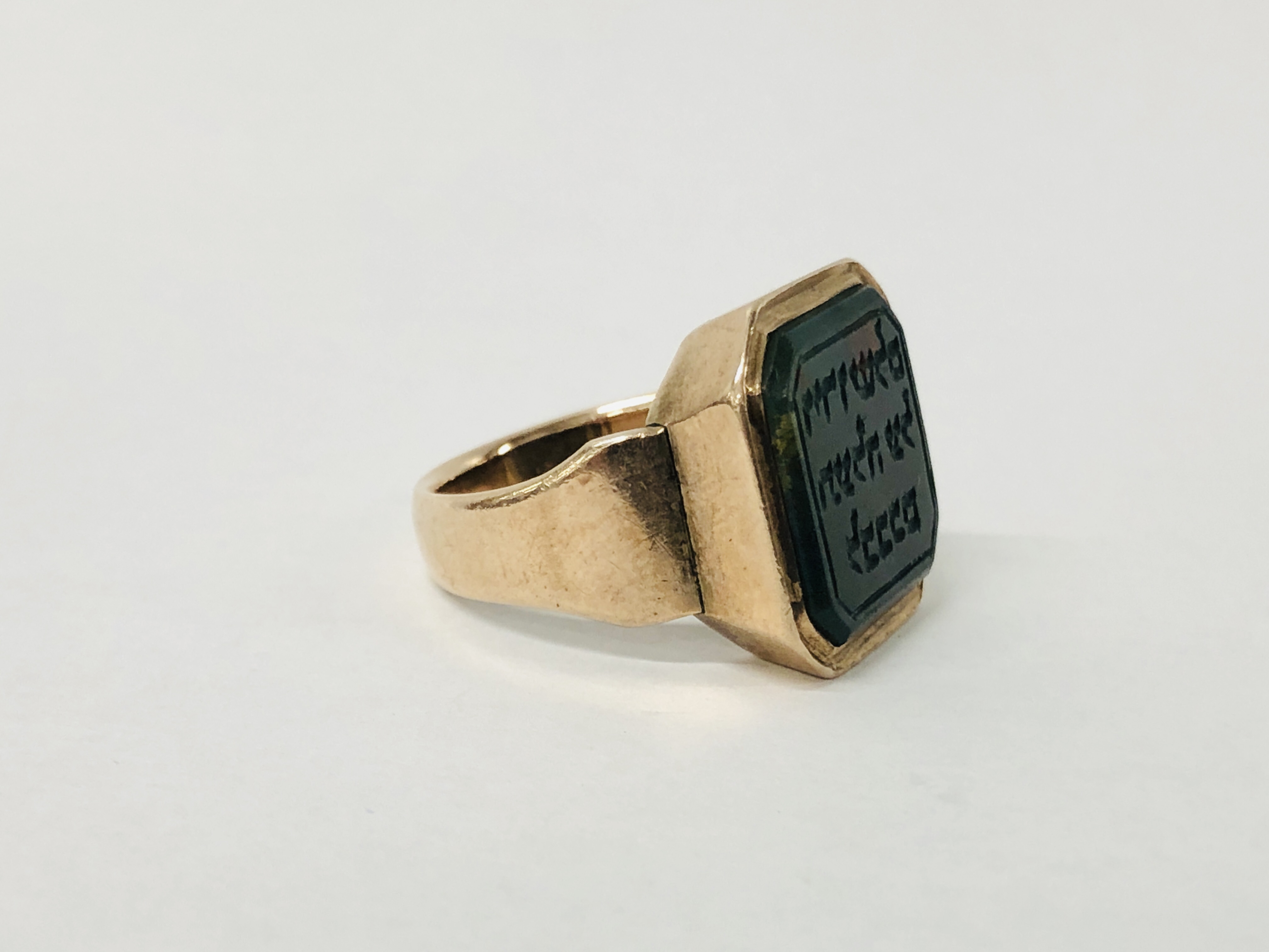 A YELLOW METAL RING & BLOODSTONE SIGNET RING INSCRIBED WITH HEBREW TEXT - SIZE M / N - Image 2 of 6