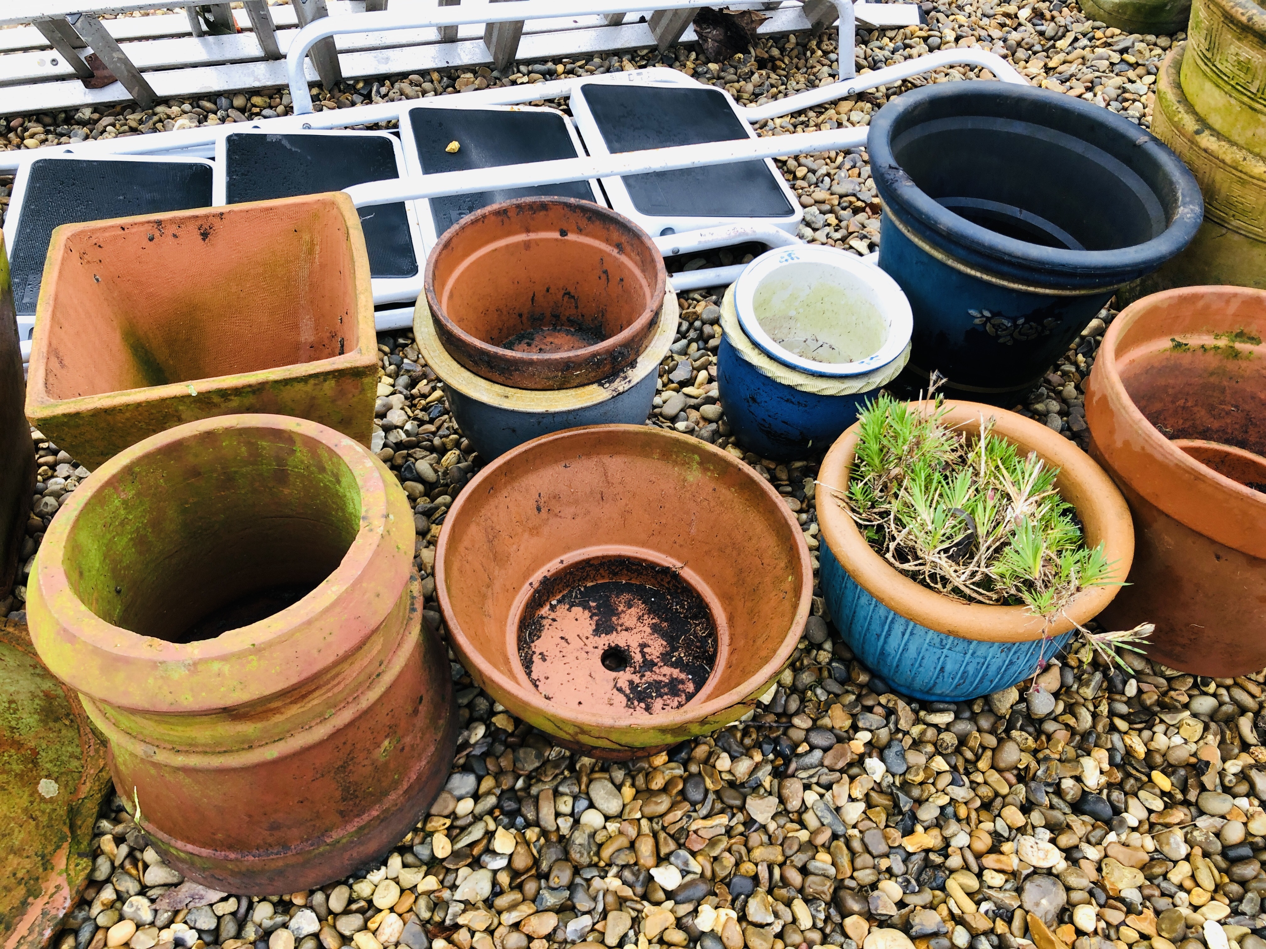 17 VARIOUS GARDEN PLANTERS TO INCLUDE TERRACOTTA, GLAZED ETC. - Image 3 of 4